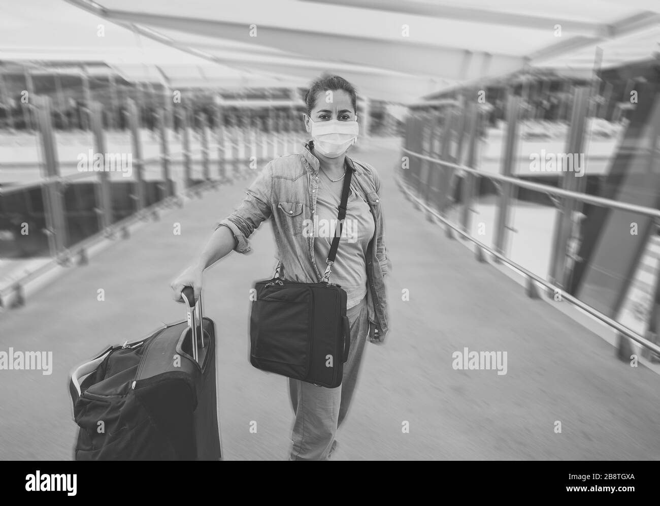 Reiseverbot für Coronavirus Outbreak und Einschränkungen. Reisender Mann mit Gesichtsmaske am internationalen Flughafen von Flugstornierung betroffen. COVID-19 pande Stockfoto