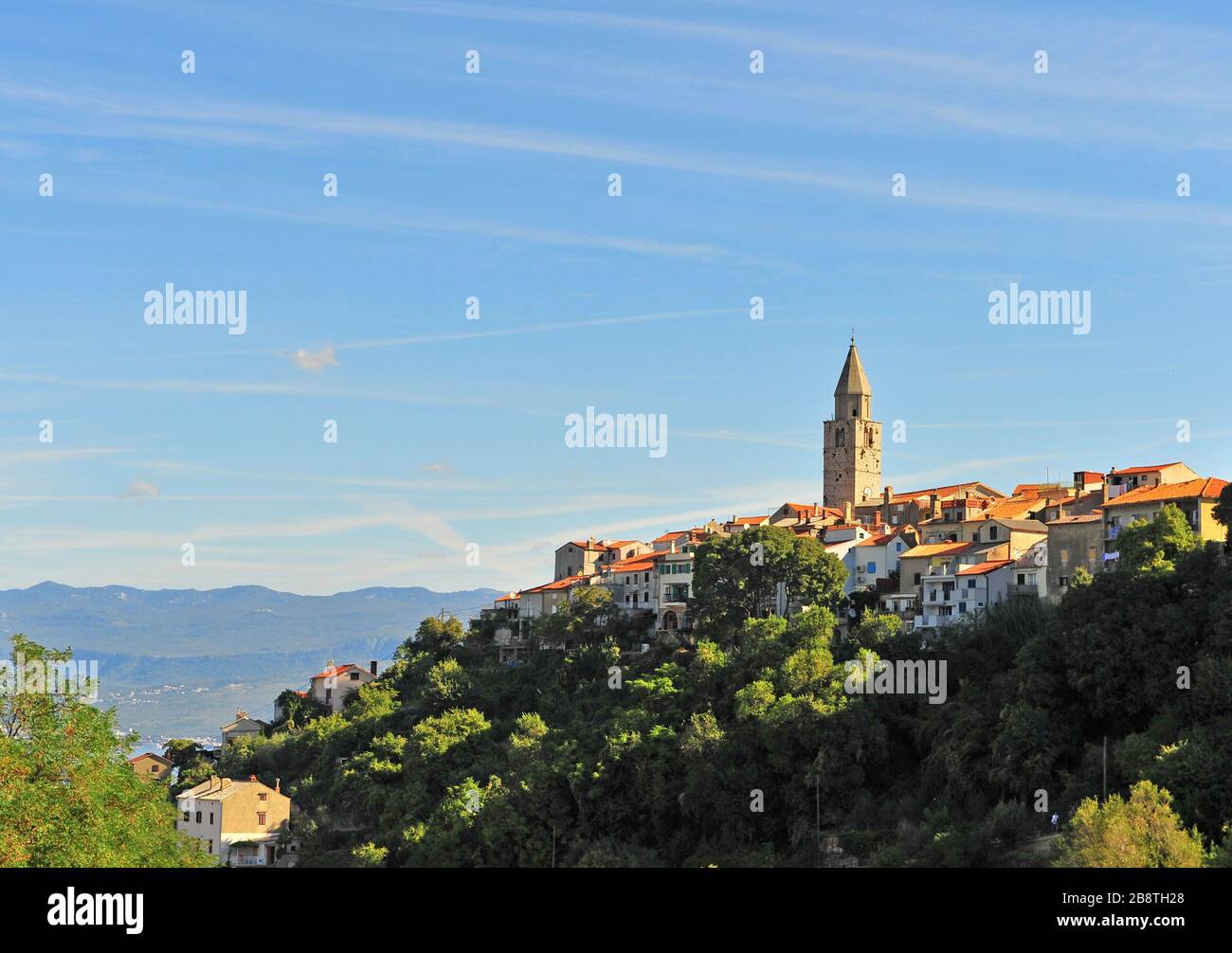Schöne Aussicht auf die Stadt Vrbnik auf der Insel Krk, Kroatien Stockfoto