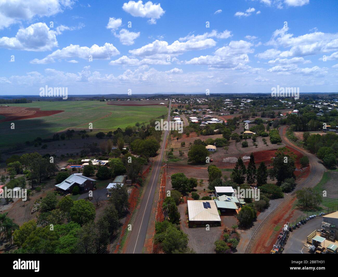 Aus der Luft des kleinen Dorfes Childers an der Bruce Highway Queensland Australia Stockfoto