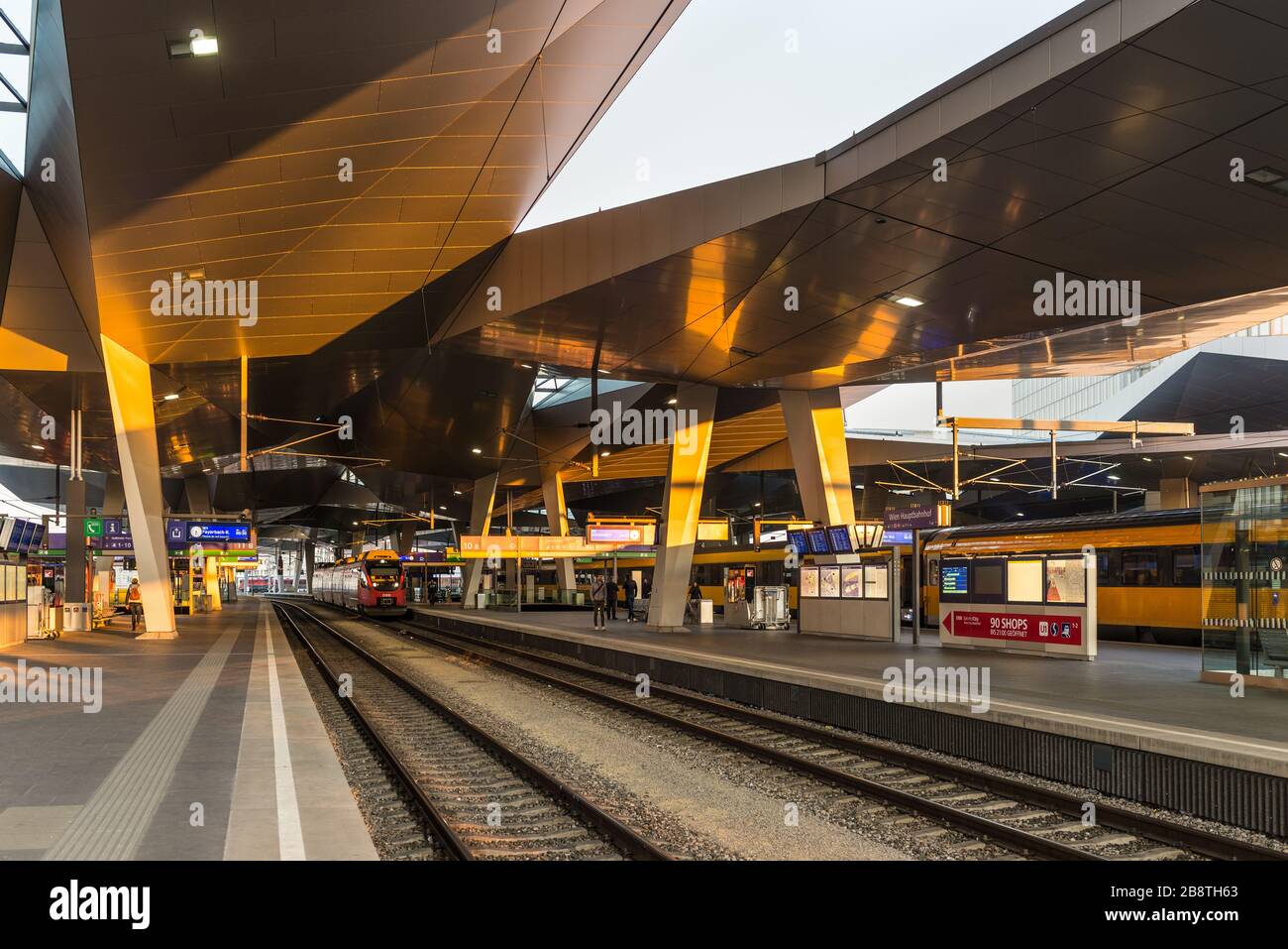 Wien, Österreich - 17. April 2019: Der Bahnsteig am Hauptbahnhof Wien (Wien Hauptbahnhof) österreichische Eisenbahn (OBB), in Wien, Österreich. Stockfoto