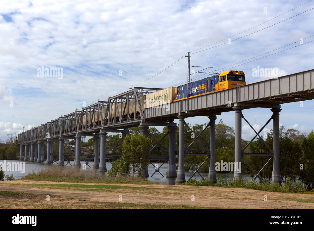 Container-Güterzug, der den Burnet River Bundaberg Queensland Australien überquert Stockfoto