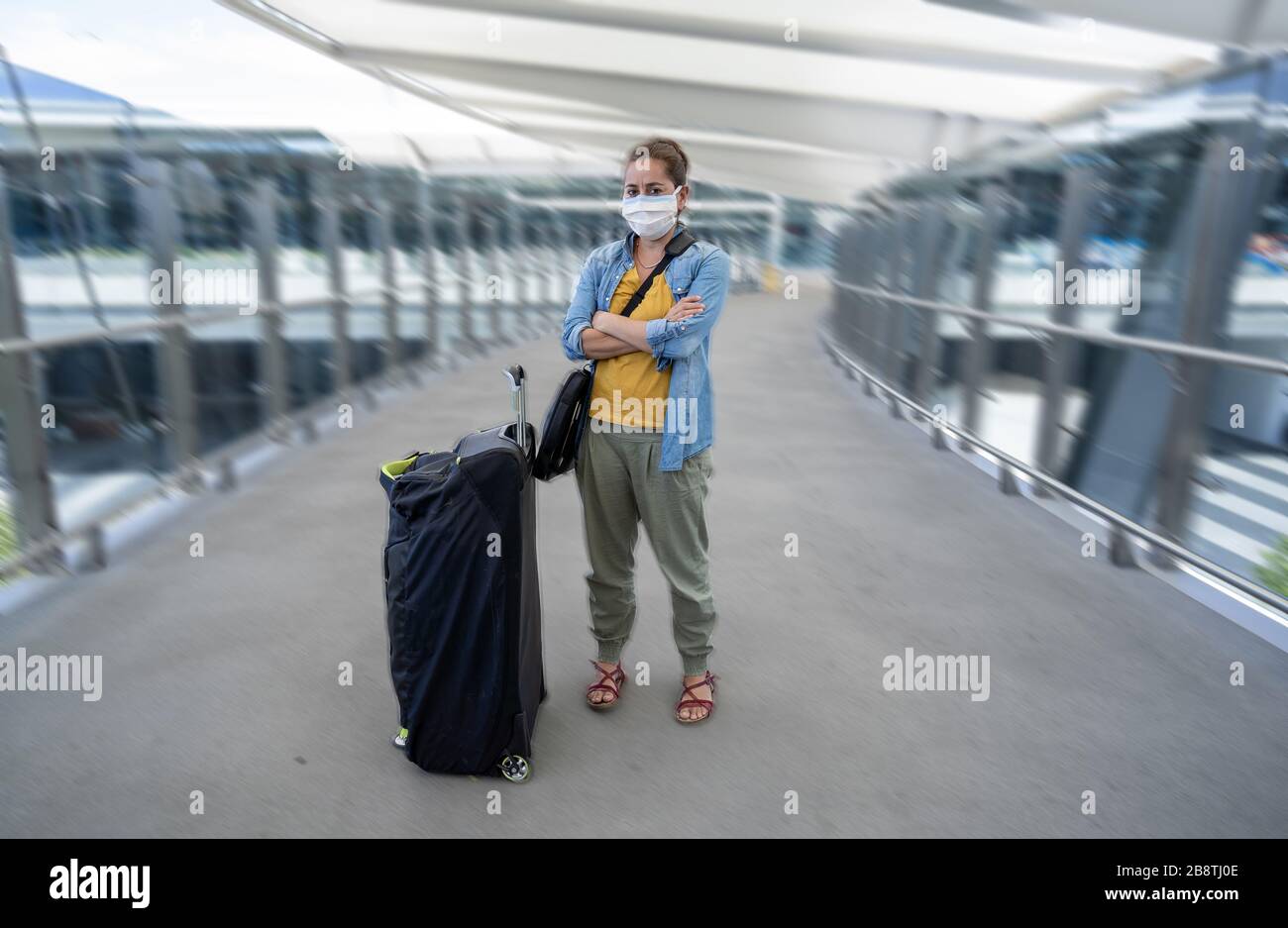 Reiseverbot für Coronavirus Outbreak und Einschränkungen. Reisender Mann mit Gesichtsmaske am internationalen Flughafen von Flugstornierung betroffen. COVID-19 pande Stockfoto