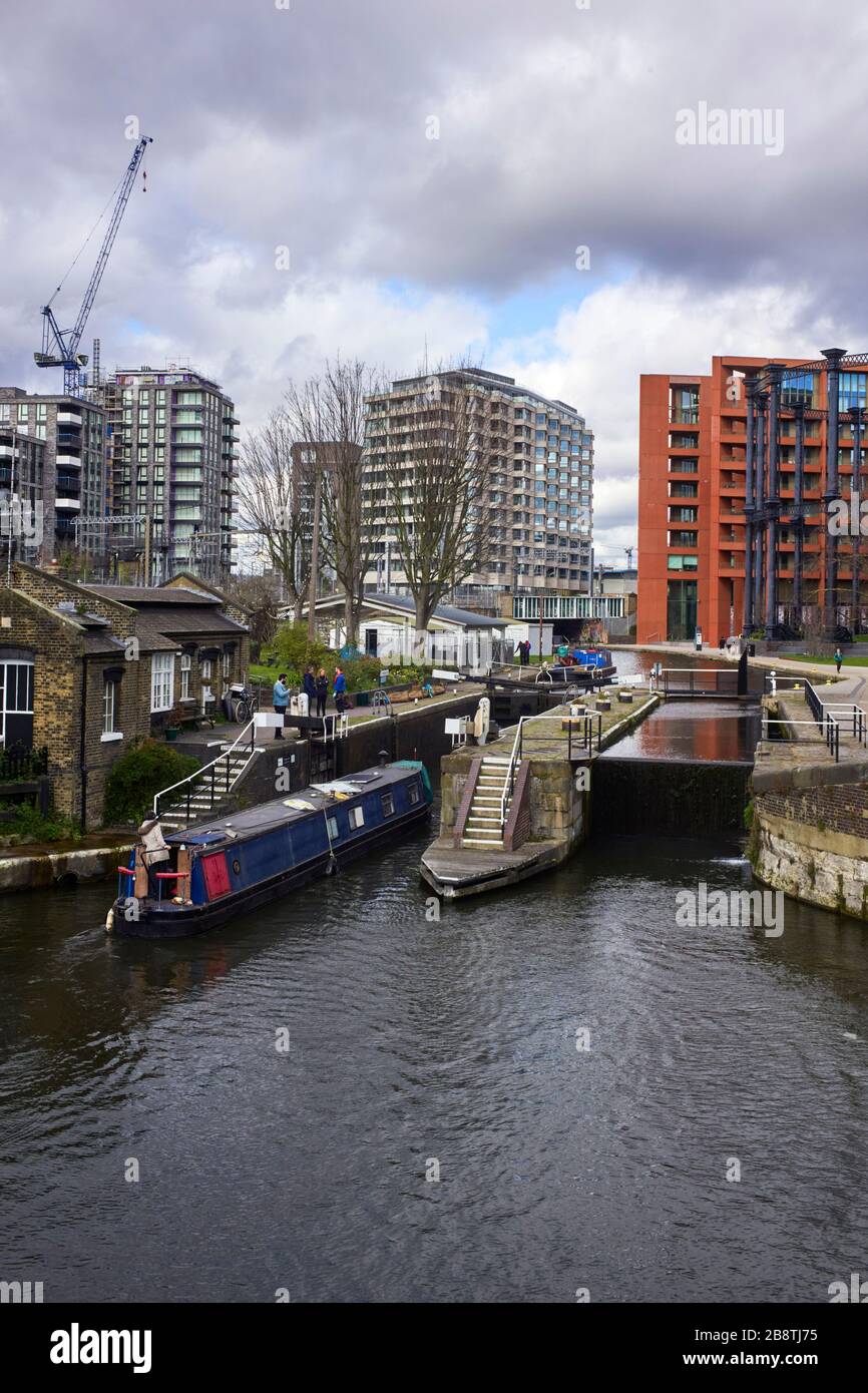 Narrowboat, das in die St Pancras Schleuse am Regents Canal in London bei Kings Cross geht Stockfoto
