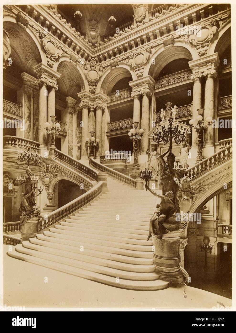 Die Treppe der Grand Opera, 9. Bezirk, Paris. Le Grand Escalier de l'Opéra, Paris (IXème arr.). Photographie de Neurdein Frères. Papieralbuminé. Entre 1880 und 1900. Paris, musée Carnavalet. Stockfoto