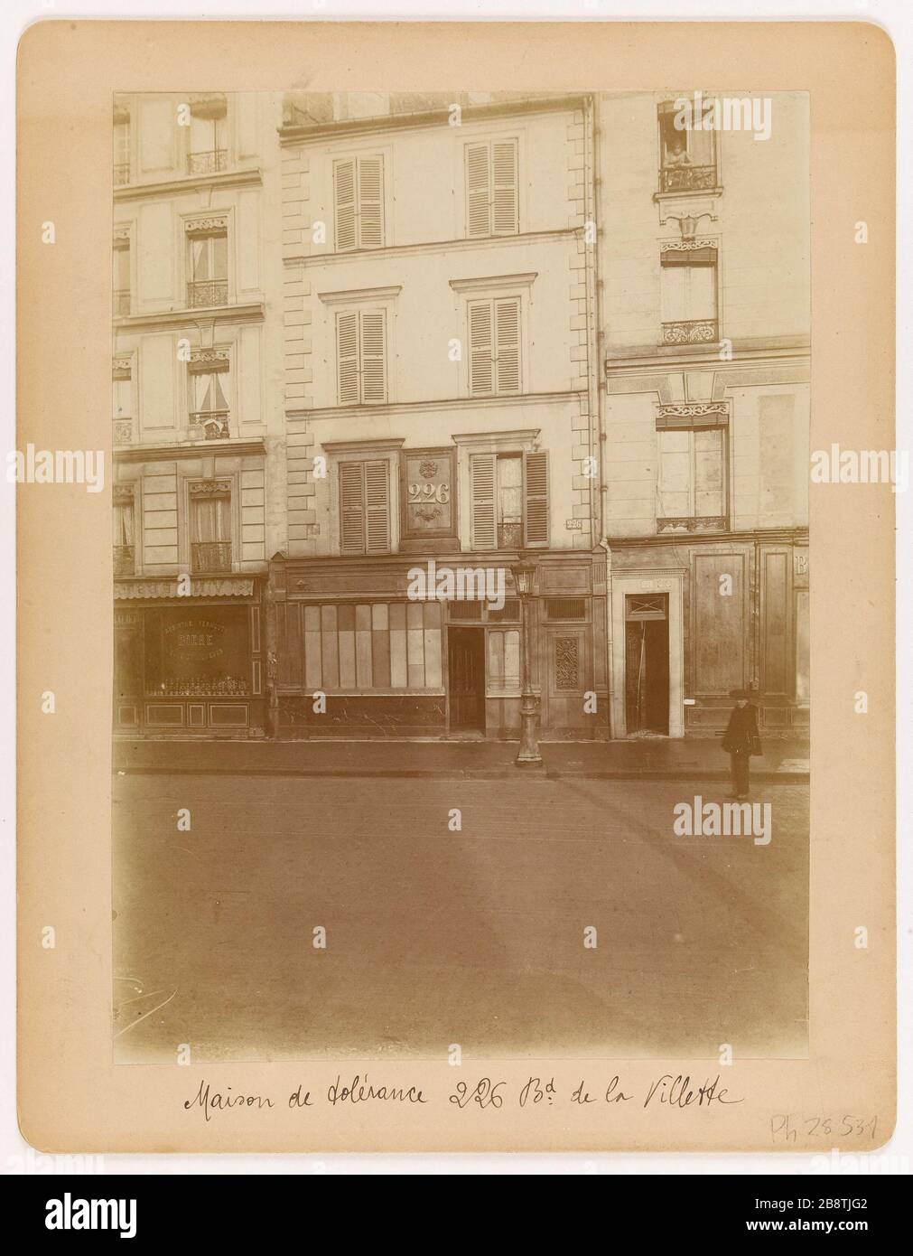 Bordell 226 Boulevard de la Villette, 10. Bezirk, Paris. 226 BD Toleranz Maison de la Villette Maison de Tolérance 226 Boulevard de la Villette. Paris (Xème arr.). Photographie d'Albert Brichaut. Tirage au gélatino-chlorure d'argent, vers 1900. Paris, musée Carnavalet. Stockfoto