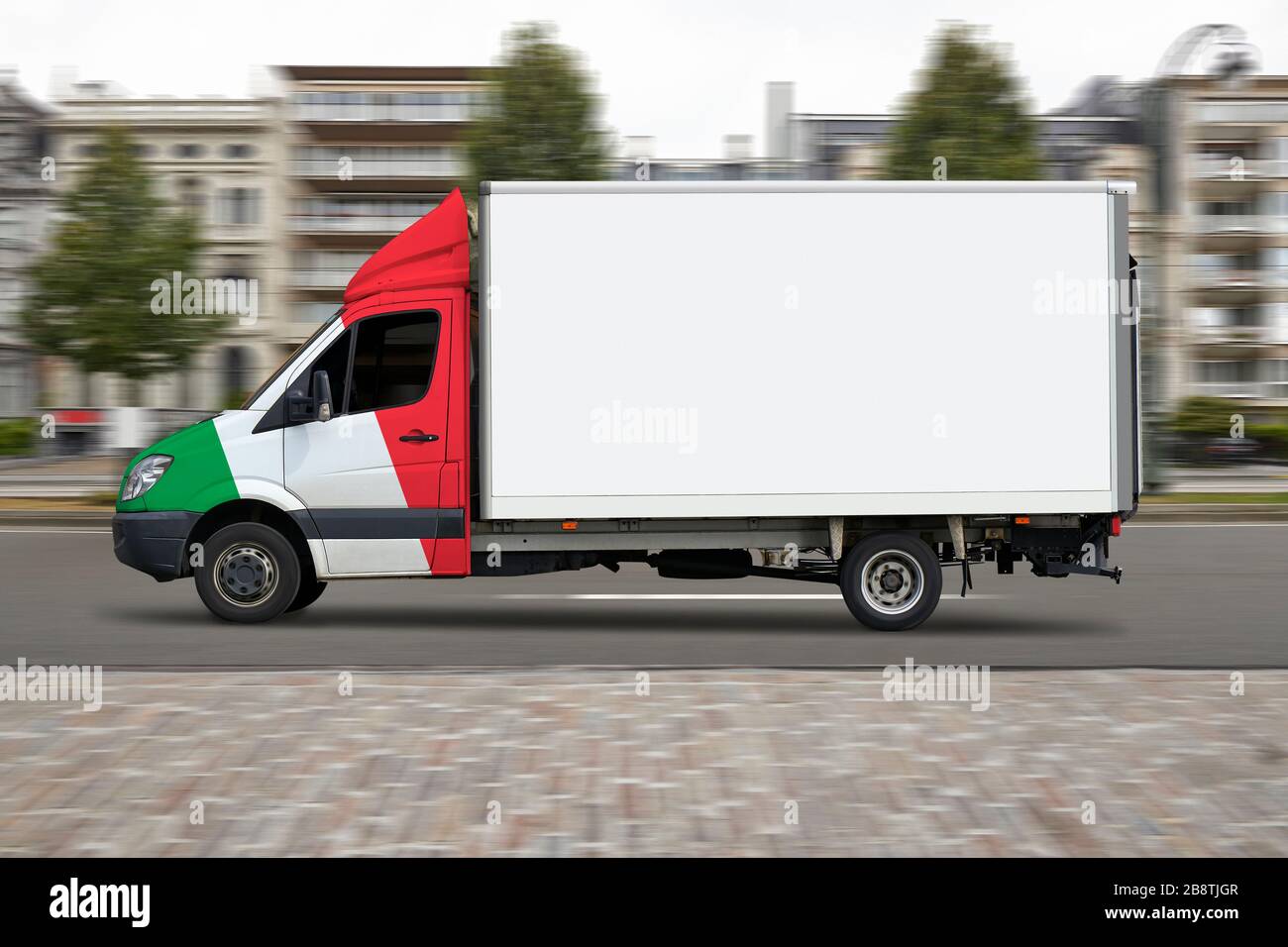 Italienischer Lieferwagen in Fahrt auf der Straße der Stadt. Stockfoto