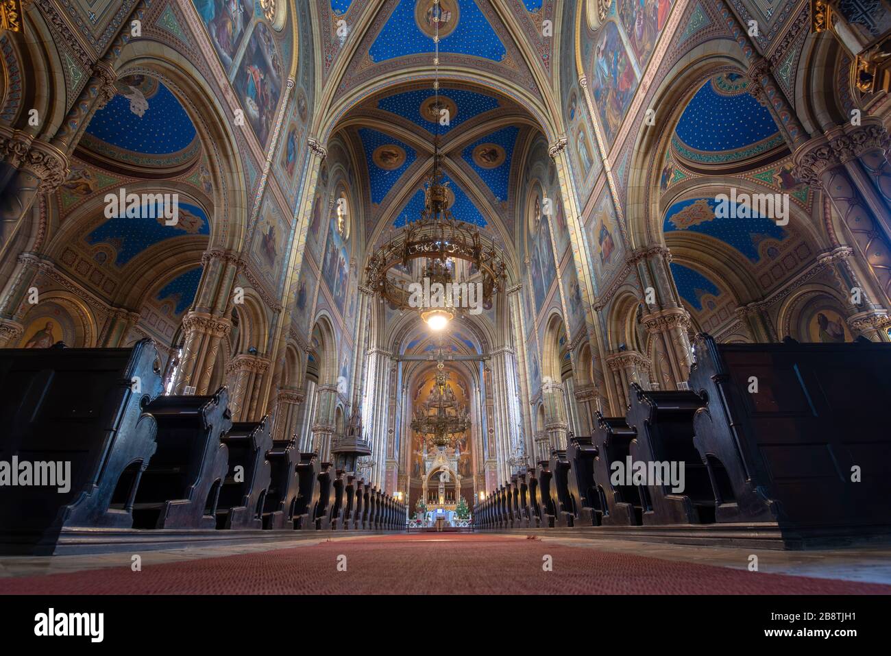 Wien, Österreich - Inneres der Altlerchenfelder Kirche in Wien. Sie weist Klassizismus und Historismus auf. Presbyterium und Altar Stockfoto