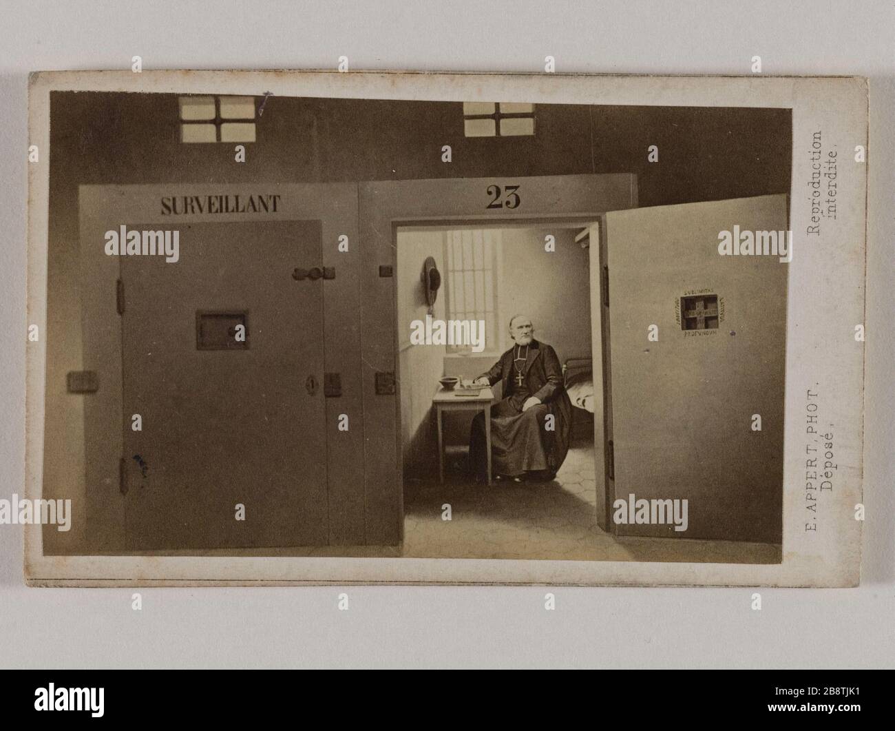 DER VERTRETER DER FOTOMONTAGE, DARBOY BISHOP, SASS IN SEINER ZELLE IM GEFÄNGNIS DER GROSSEN RAKETENFOTOMONTAGE repreprésentant Monseigneur Darboy dans sa cellule, Prison de la grande Roquette. Paris, 11ème arr., 1871. Photographie d'Ernest Charles Eugène Appert (1830-1891). Paris, musée Carnavalet. Stockfoto