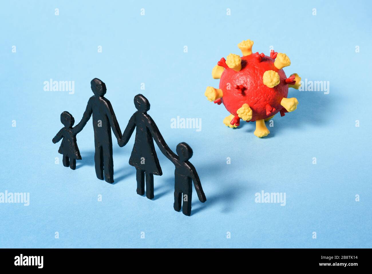Bedrohung Durch Das Familiäre Coronavirus. Wie schützen Sie sich und Ihre Kinder? Pandemie COVID-19 Stockfoto