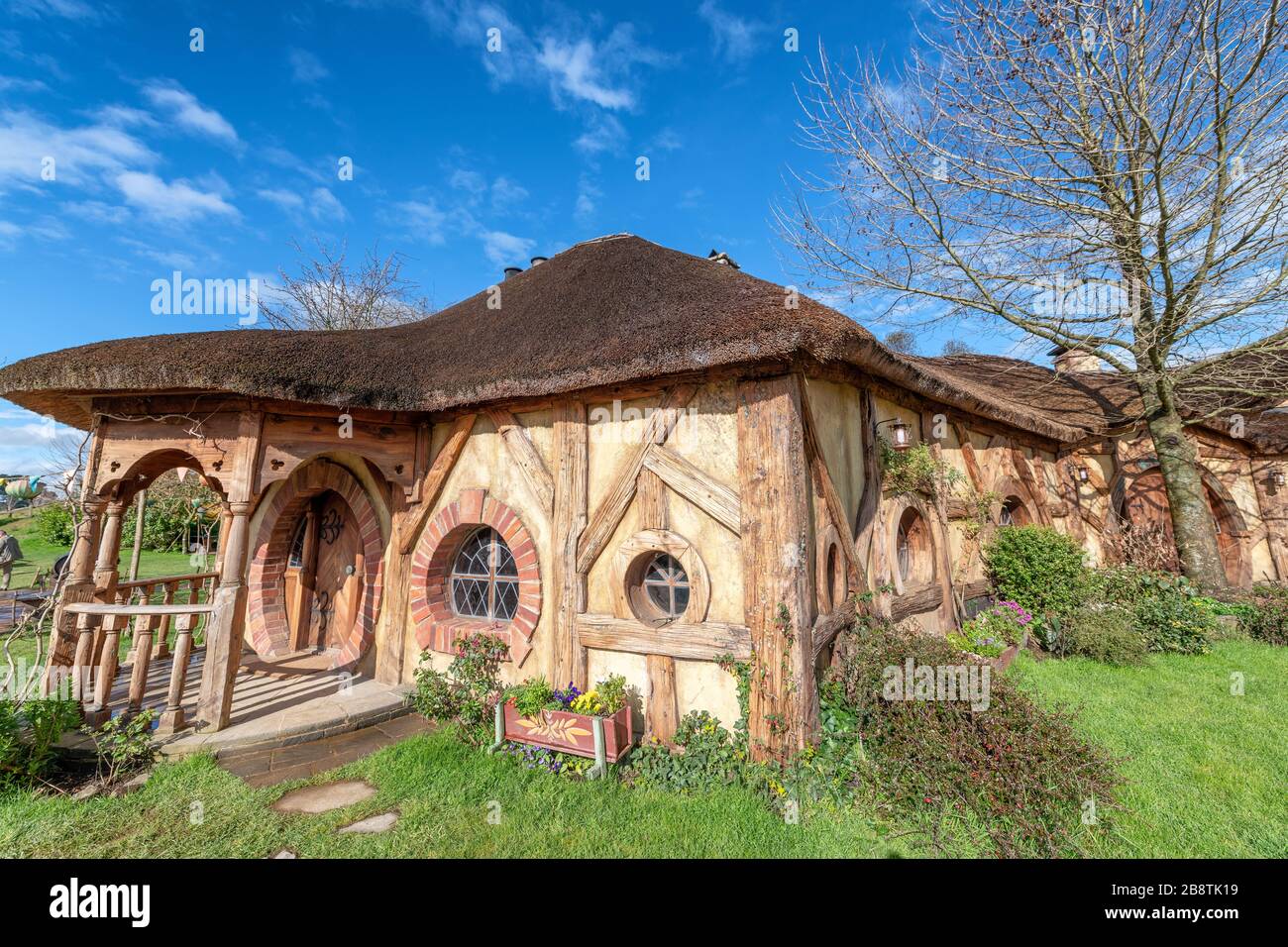 Matamata, Neuseeland. Hobbiton, der Ort, an dem Hobbits in ihren Löchern leben. Stockfoto