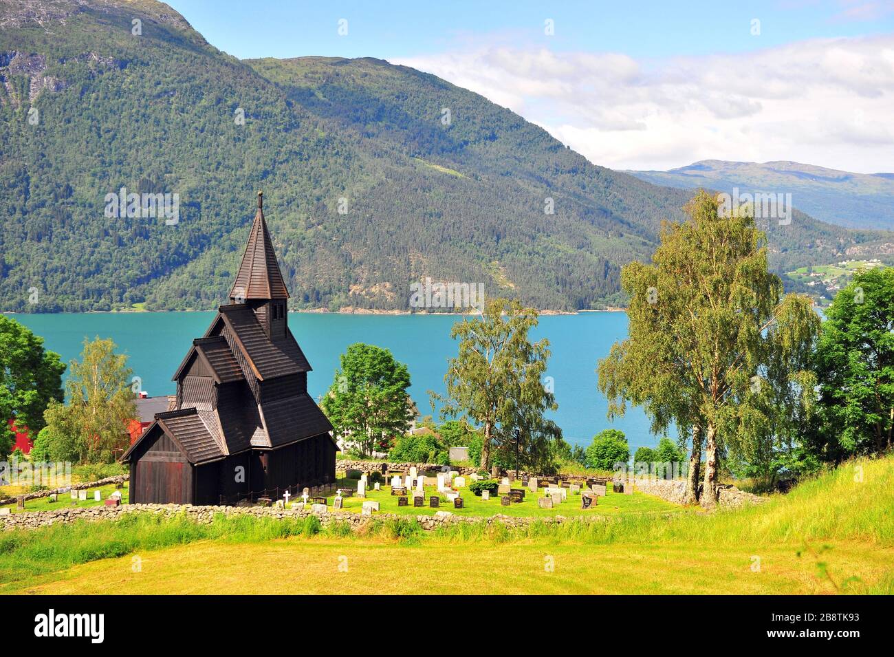 Wundervolle Landschaft mit alter Holzkapelle auf Fjorden, Ornes Stadt, Norwegen Stockfoto