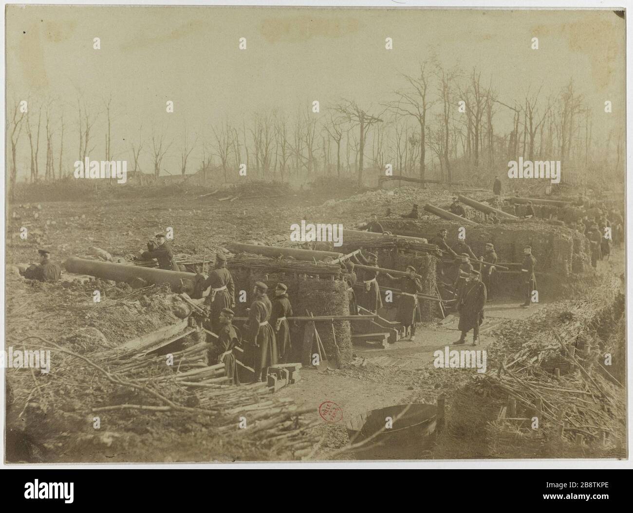 Verteidigung von Paris während des französisch-preussischen Krieges. Soldaten der Nationalgarde mit Gewehren in Bastion. Schützengraben mit Gewehren. Guerre 1870-1871. Défense de Paris Anhänger la guerre franco-prussienne. Garde nationale avec soldats et Canons dans bastion. Tranchée avec Canons. Photographie d'André Disderi (1819-1889). Tirage sur Papier albuminé, vers 1870. Paris, musée Carnavalet. Stockfoto