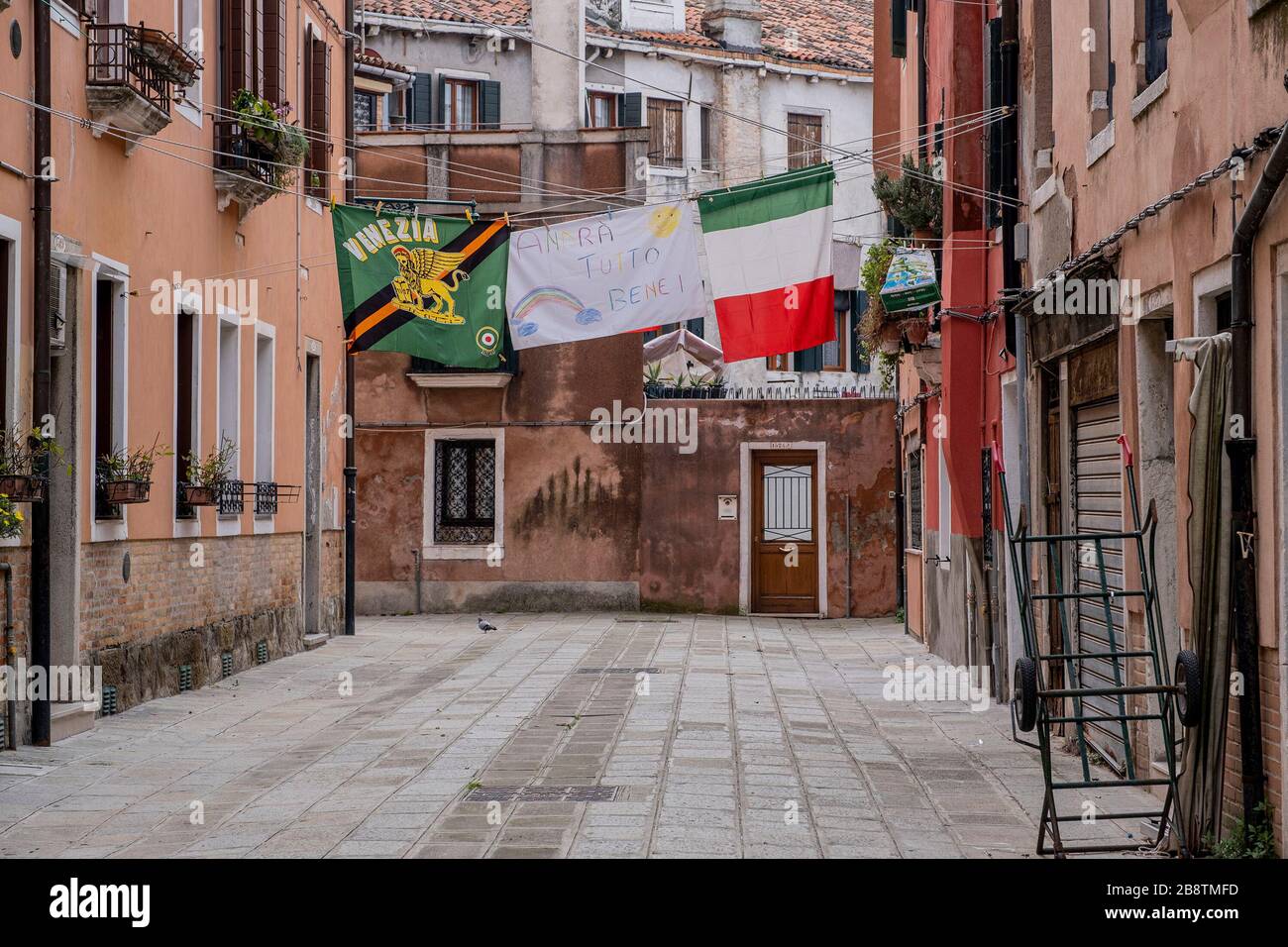 VENEDIG, ITALIEN - 20. MÄRZ: Die italienische Flagge, die Flagge der Fußballmannschaft von Venedig, die Anzeige alles wird in einer Kalle wehtun Stockfoto