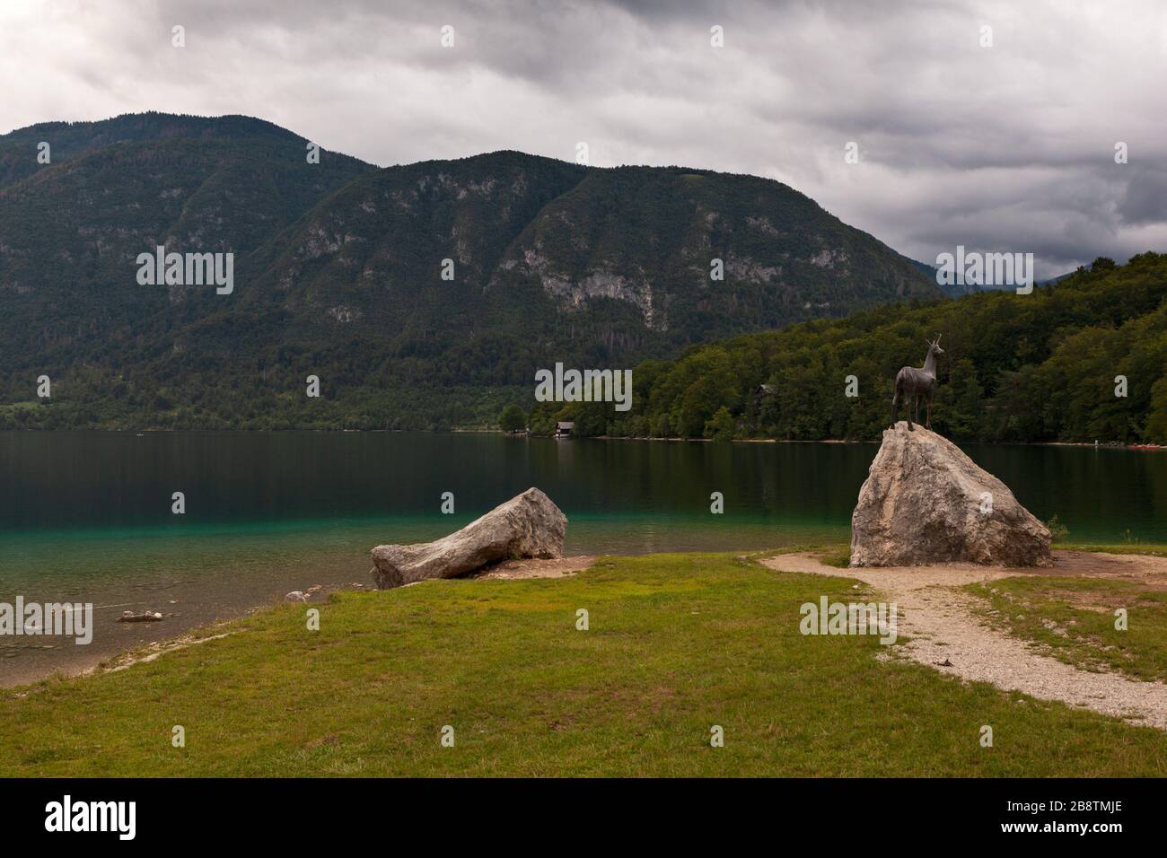 Blick auf die Statue aus goldenhorner Bronze am Bohinjer See in Slowenien Stockfoto