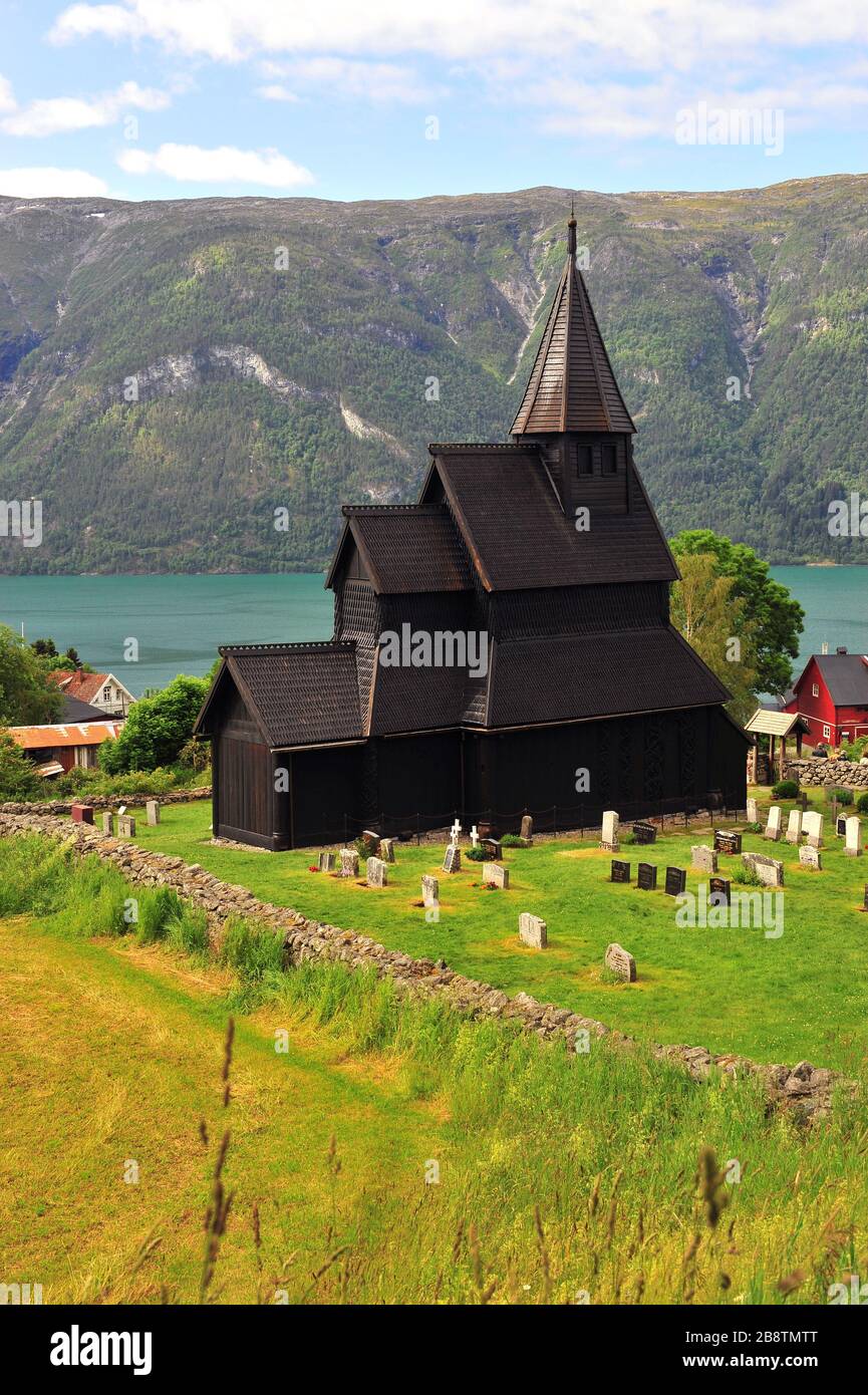 Vertikaler Schuss der Stabkirche im Dorf Ornes, Norwegen Stockfoto