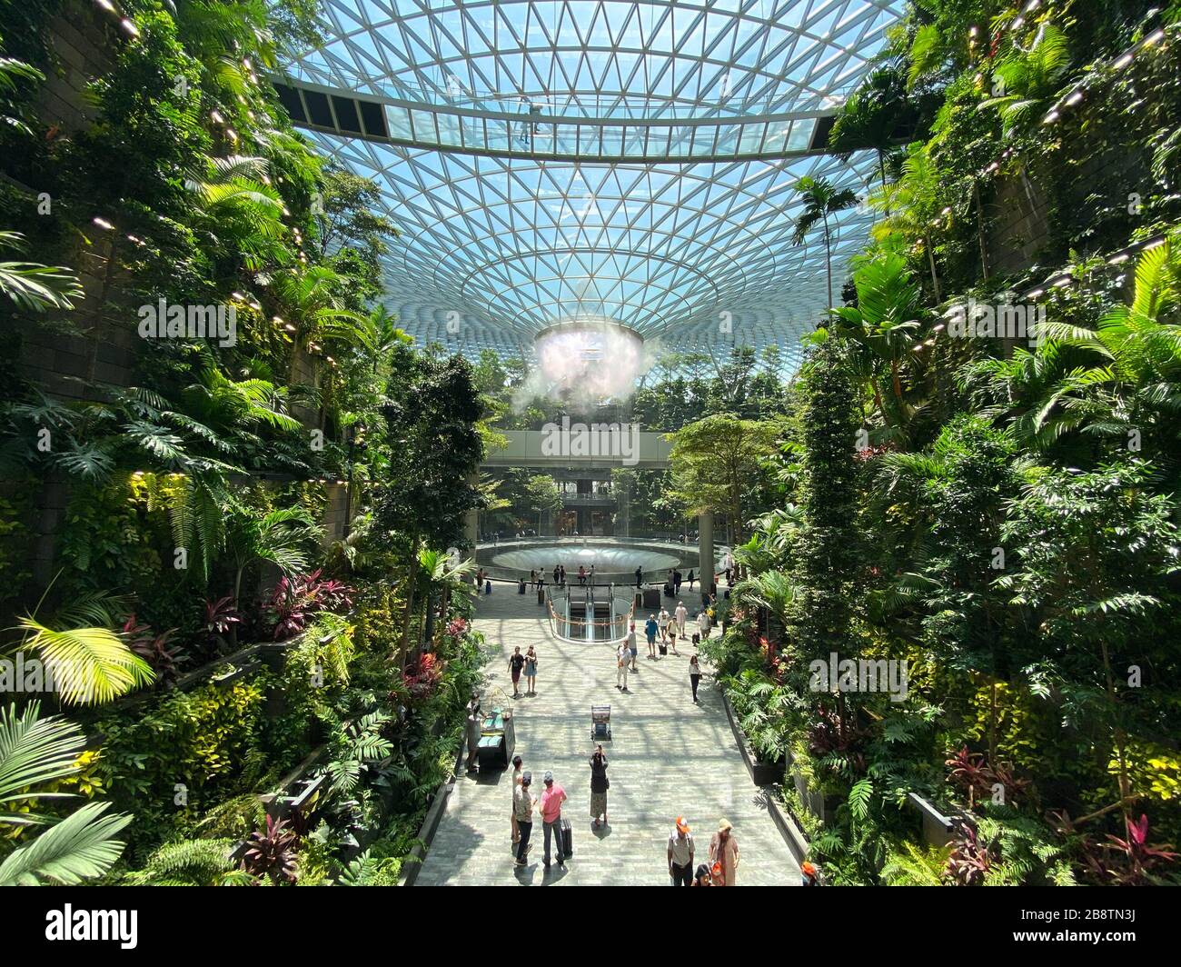 Singapur - 13. Februar 20120. Der Rain Vortex, ein 40 m hoher Wasserfall im Inneren des Jewel des Singapore Changi Airport. Stockfoto