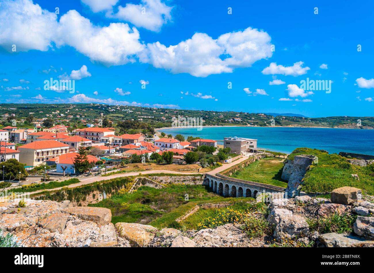 Die beeindruckende mittelalterliche Burg und das Dorf Methoni steht im Hafen der Stadt mit Blick auf das Ionische Meer. Peloponnes, Griechenland. Stockfoto