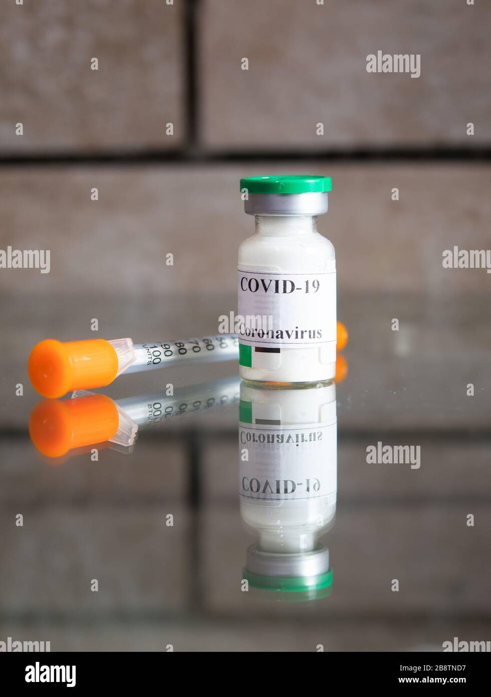 Impfstoff- und Spritzenspritzen-Injektion. Es wird zur Vorbeugung, Immunisierung und Behandlung von Corona-Virusinfektionen verwendet. Medizinisches Infektionskonzept. Stockfoto