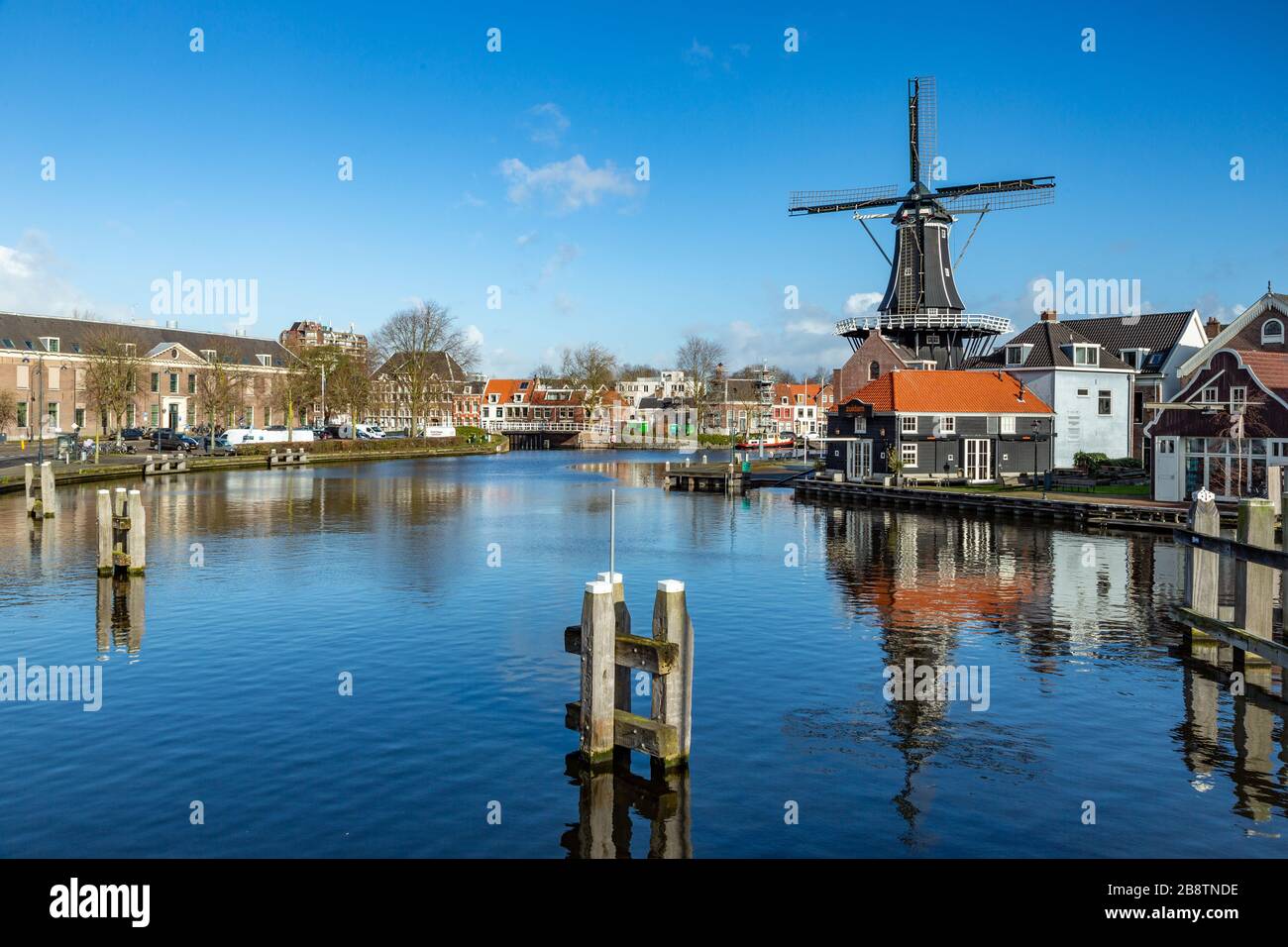 De Adriaan ist eine Windmühle in Haarlem, Niederlande, die 1932 abbrannte und 2002 wieder aufgebaut wurde. Die ursprüngliche Windmühle stammt aus dem Jahr 1779. Stockfoto