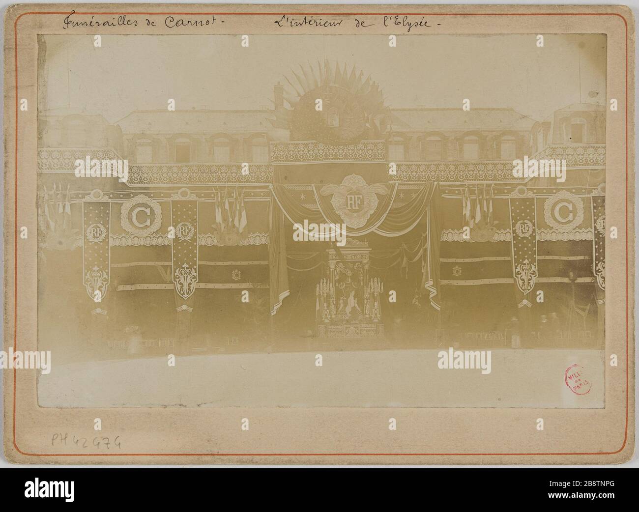 Beerdigung von Carnot. Das Innere des Elysee. Staatsbegräbnis des Präsidenten Sadi Carnot (1837-1894), des Schlosses Elysee, 55 rue du Faubourg Saint-Honoré, 8. Pariser Bezirk. Funérailles nationales du président Sadi Carnot (1837-1894), palais de l'Elysée, 55 rue du Faubourg-Saint-Honoré. Paris (VIIIème arr.). Tirage sur Papier albuminé, entre 1870 et 1901. Paris, musée Carnavalet. Stockfoto