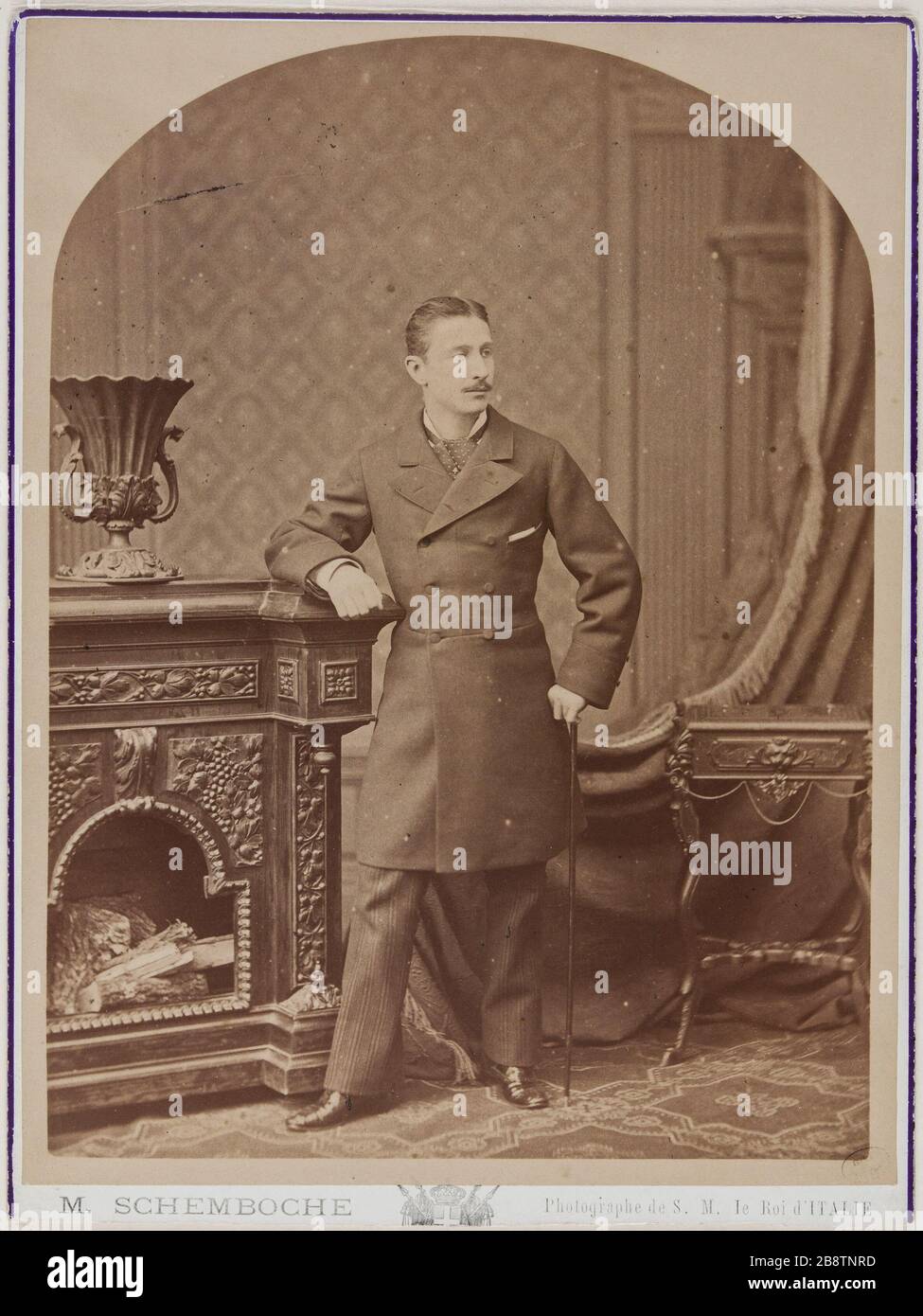 Napoleon Eugene Louis Jean Joseph Bonaparte (1856-1879), Prinz Kaiserlicher Louis Napoleon sagte vor einem Kabinett. Napoléon Eugène Louis Jean Joseph Bonaparte (1856-1879), Fürst impérial, dit Louis-Napoléon, devant un meuble. Photographie de Michel Schemboche. Tirage sur Papier Albuminé. Vers 1878. Paris, musée Carnavalet. Stockfoto