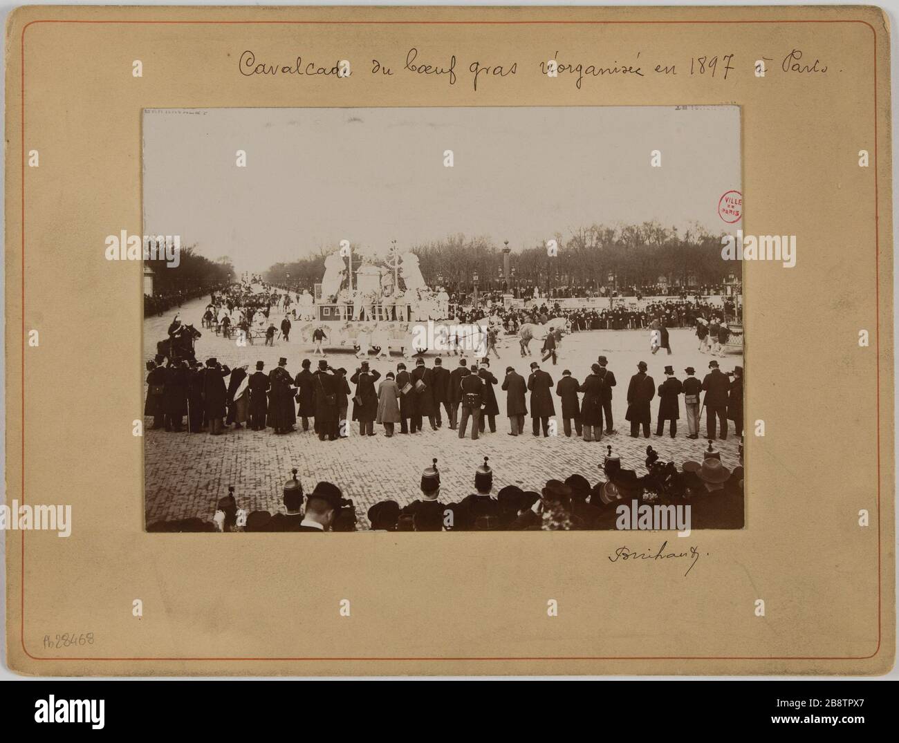 Cavalcade von Rinderfett wurde im Jahr 1897 in Paris neu organisiert. Cavalcade du Boeuf Gras, Place de la Concorde, 8. Bezirk, Paris. Cavalcade du Boeuf Gras, Place de la Concorde. Paris (VIIIème arr.). Photographie d'Albert Brichaut. Tirage au gélatino-chlorure d'argent, 1897. Paris, musée Carnavalet. Stockfoto