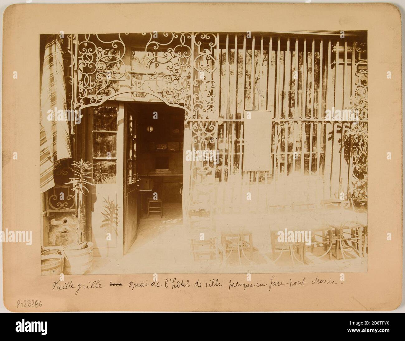 Altes Straßenraster [gesperrt] Wharf City Hall fast über Pont Marie. Old Gate Pier Rathaus, 4. Bezirk, Paris Albert Brichaut. Vieille Grille rue [barré] quai de l'hôtel de ville presque en face pont Marie. Vieille Grille, quai de l'hôtel de ville, 4ème-Viertel, Paris. Tirage au gélatino-chlorure d'argent. Entre 1871 und 1901. Paris, musée Carnavalet. Stockfoto