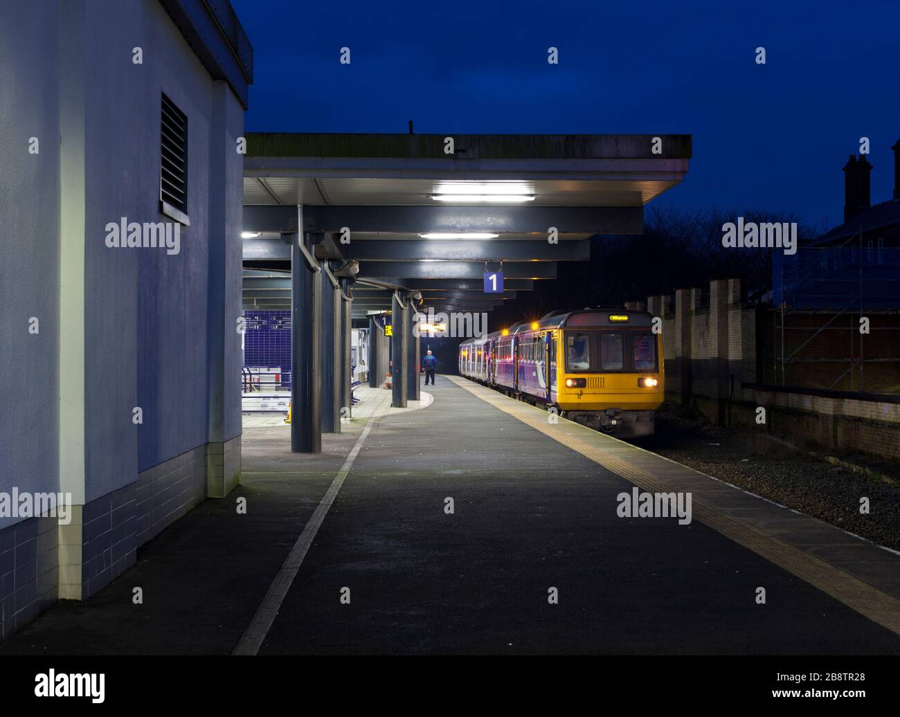 Bahnklasse 142 Schrittmacherzug + Sprinter der Klasse 150 am Bahnhof Blackburn in der Dämmerung Stockfoto