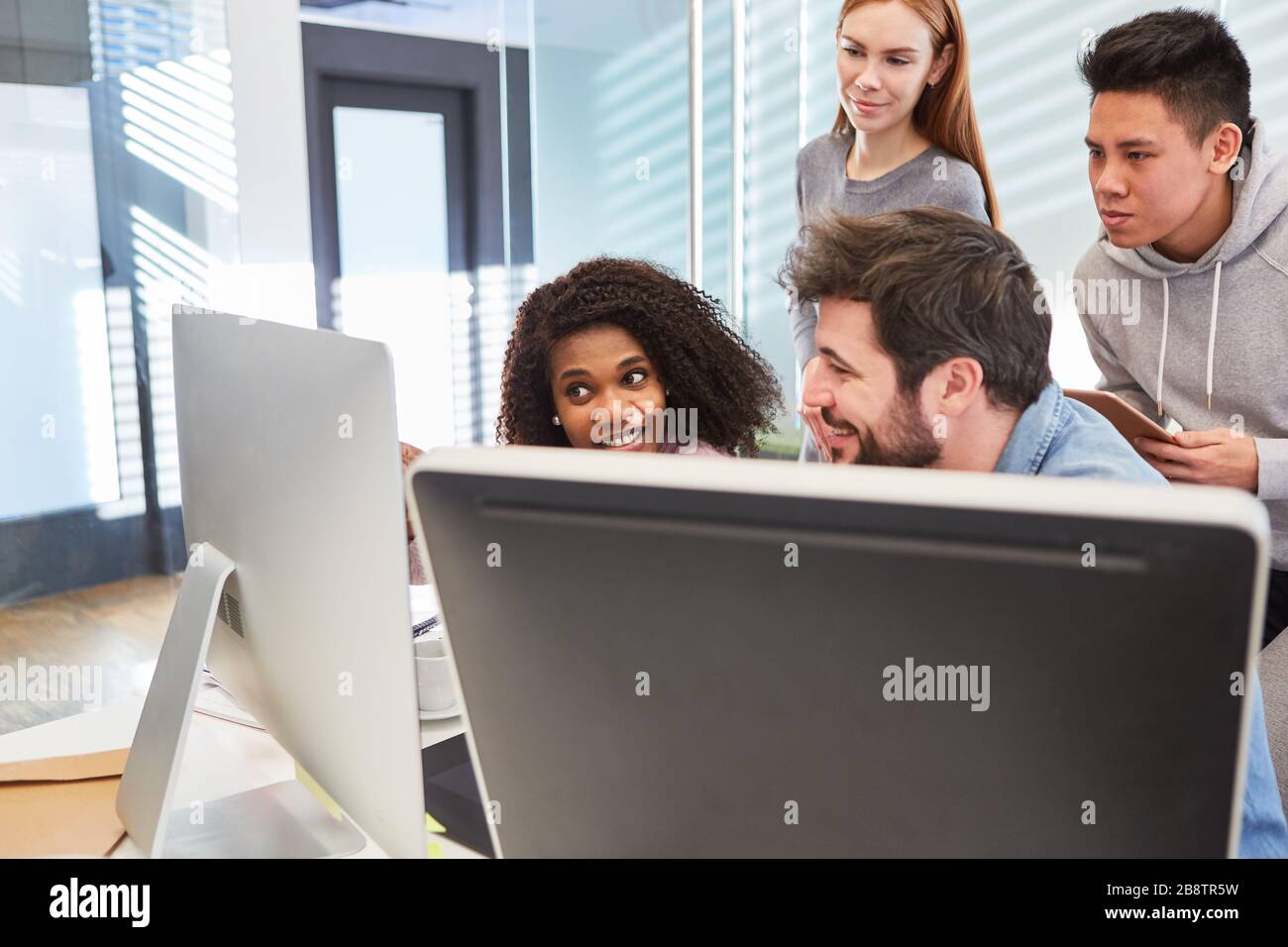 Informatikstudenten oder junge Programmierer auf Computern in einem IT-Schulungskurs Stockfoto