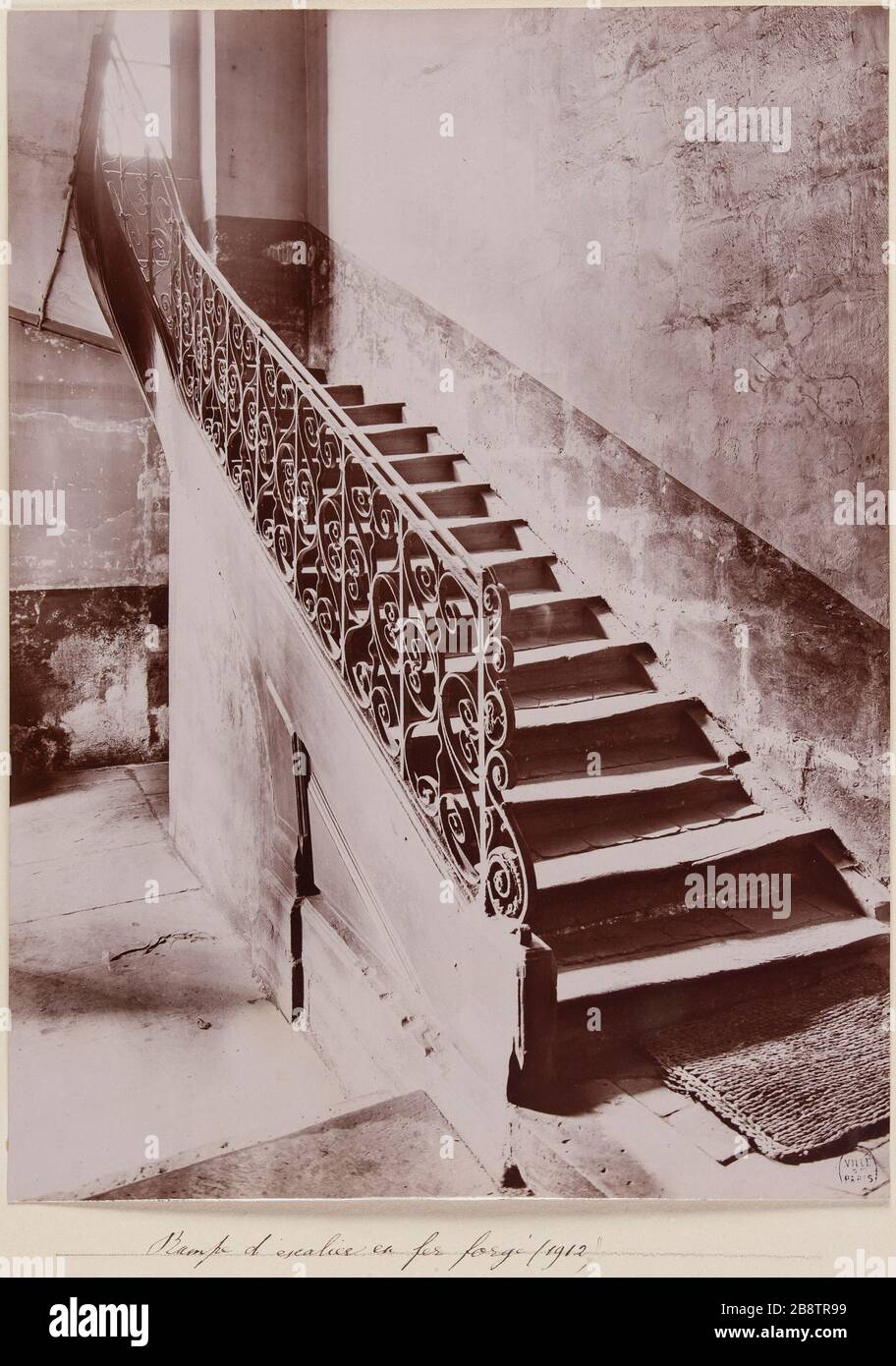 Schmiedeeisen des Banners (1912). Banister schmiedeeisernes Gefängnis St. Lazare, 10. Bezirk, Paris Rampe d'escalier en fer forgé, Gefängnis Saint-Lazare. Paris (Xème arr.). Photographie de Godefroy Ménanteau. Aristoteles. 1912. Paris, musée Carnavalet. Stockfoto