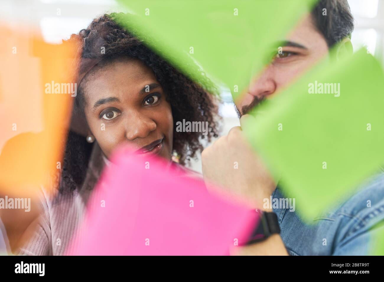 Kreatives Team bewertet Ideen zu Notizen im Brainstorming-Workshop Stockfoto