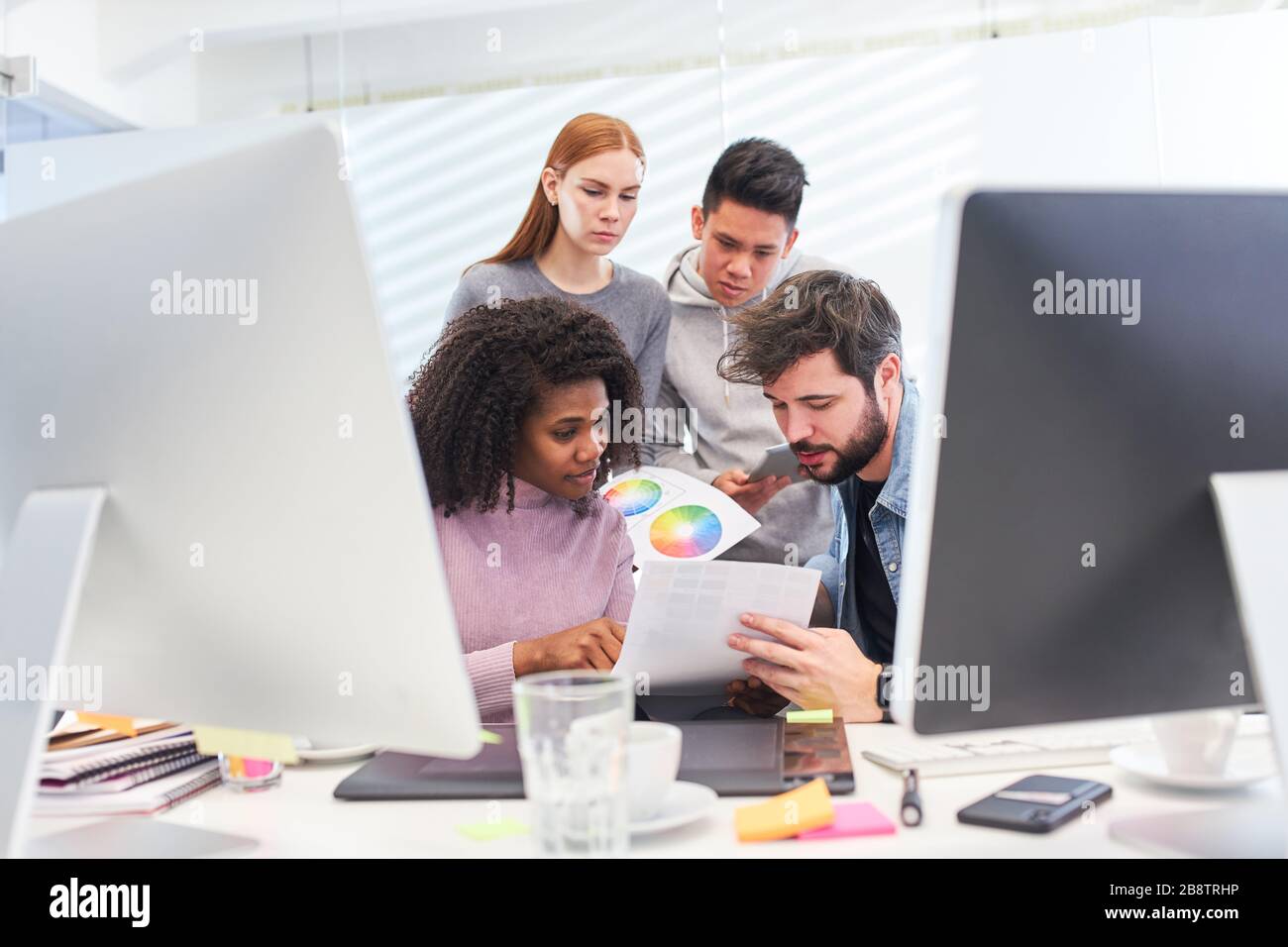 Das Webentwicklerteam in einer Internetagentur diskutiert ein Designprojekt Stockfoto