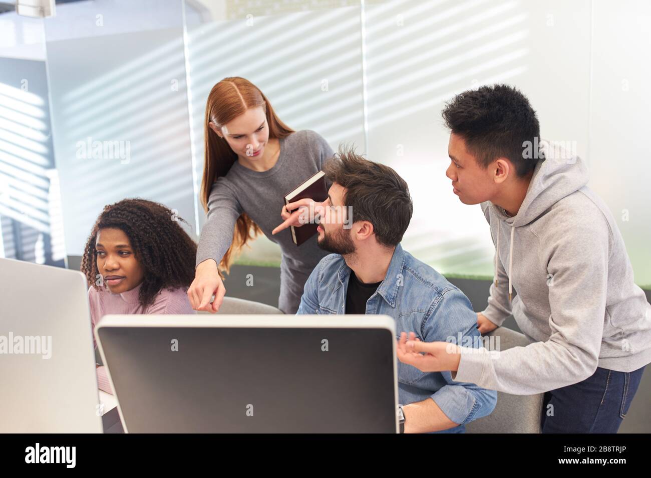 Das Webentwicklerteam hat eine Idee für ein Grafikdesign oder Webdesign Stockfoto