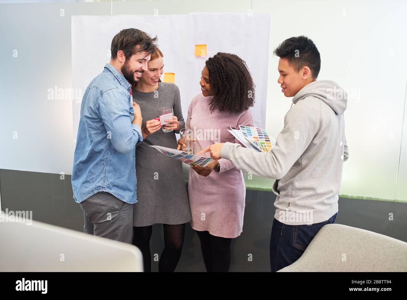 Grafikdesigner und Webdesigner als Team mit Webentwicklern in einem App-Projekt Stockfoto