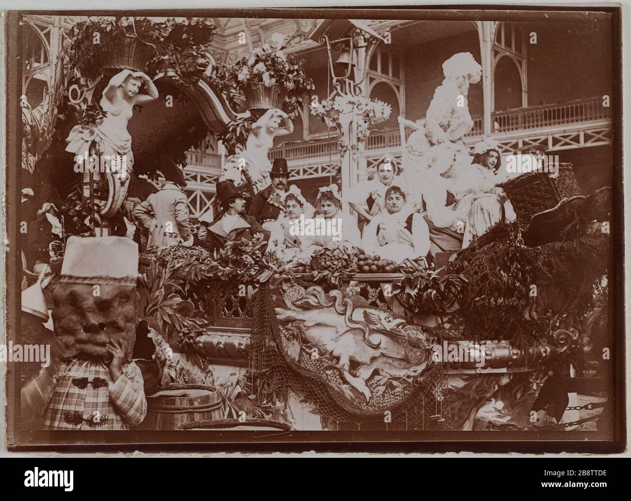 Char dekorierte das Innere des Kirchenschiffs, den Palast der Industrie und der schönen Künste, Champs-Elysées, 8. Pariser Bezirk. "Char décoré, intérieur de la nef du Palais de l'Industrie et des Beaux-arts, Champs-Elysées, Paris (VIIIème arr.)". Photographie anonyme. Aristoteles. Avant 1900. Paris, musée Carnavalet. Stockfoto