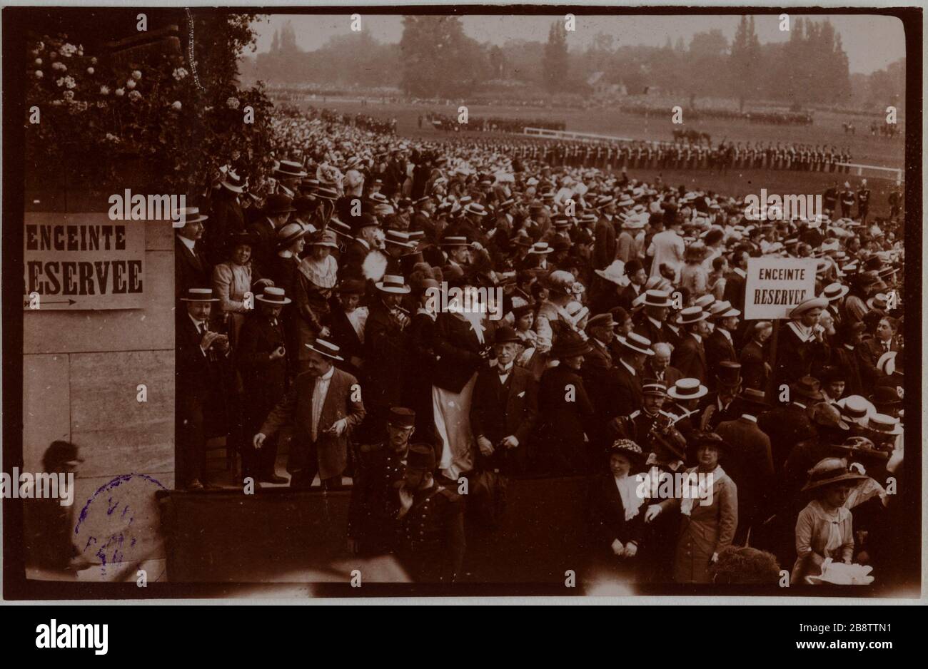Besuch von Alfonso XIII (1886-1941), König von Spanien oder Edward VII (1841-1910), König von Großbritannien - Menge, Journal von Vincennen, Val-de-Marne. "Visite d'Alphonse XIII (1886-1941), roi d'Espagne ou d'Edouard VII (1841-1910), roi du Royaume-Uni. Foule. Revue de Vincennen, Val-de-Marne'. Photographie anonyme. Aristoteles. Entre 1903 und 1905. Paris, musée Carnavalet. Stockfoto