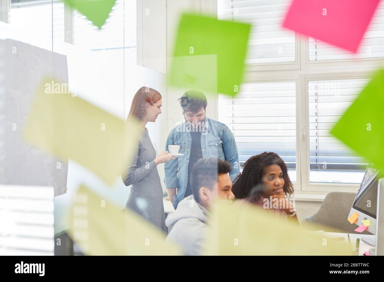 Im Büro der Designagentur arbeitet Creative Team an der Webentwicklung zusammen Stockfoto
