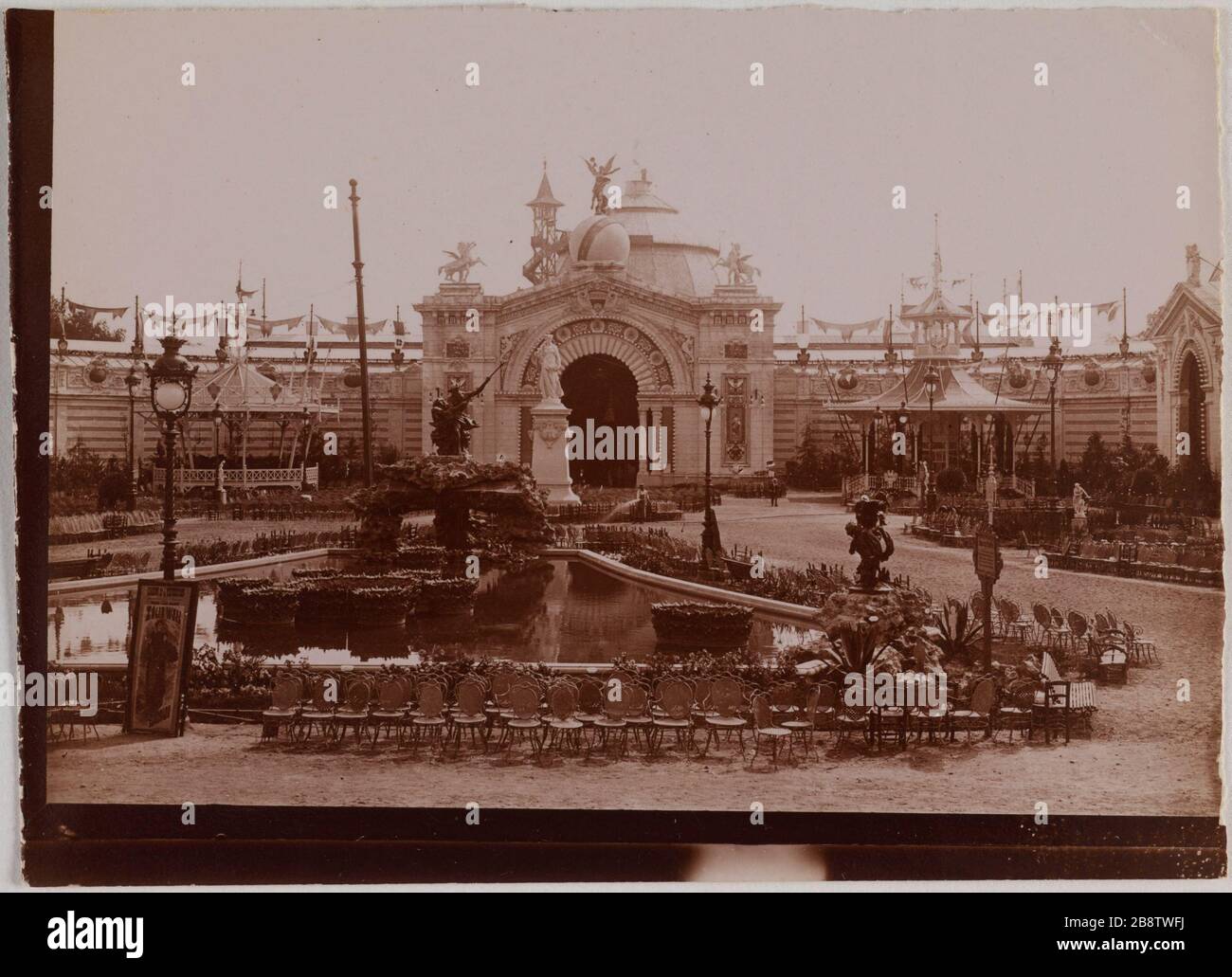1900. Pariser Becken und Stühle vor einem der Paläste, die während der Ausstellung Universal von 1900 Paris erbaut wurden. Exposition universelle de 1900. "Bassin et Chaises devant un des palais, Paris". Photographie anonyme. Aristoteles. 1900. Paris, musée Carnavalet. Stockfoto