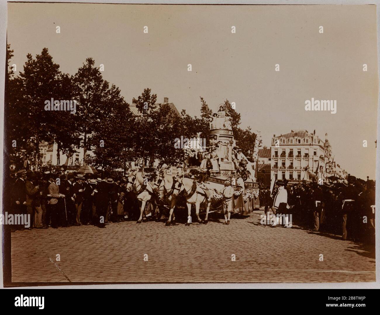Die Kavalkade von Landjwell. Die Menge, die einen Karnevalsschwimmer beobachtet, der von drei weißen Pferden gezogen wird. La Cavalcade de la Landjwell. La foule observant un char de carnaval tiré par trois chevaux blancs (Hollande?). Photo Club de Paris. Paris, musée Carnavalet. Stockfoto