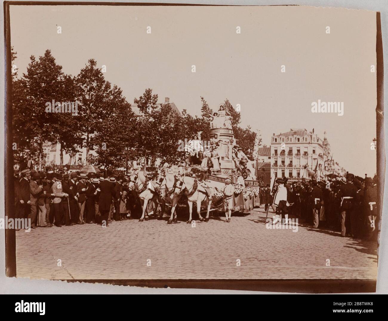 Die Kavalkade von Landjwell. Die Menge, die einen Karnevalsschwimmer beobachtet, der von drei weißen Pferden gezogen wird. La Cavalcade de la Landjwell. La foule observant un char de carnaval tiré par trois chevaux blancs (Hollande?). Photo Club de Paris. Paris, musée Carnavalet. Stockfoto