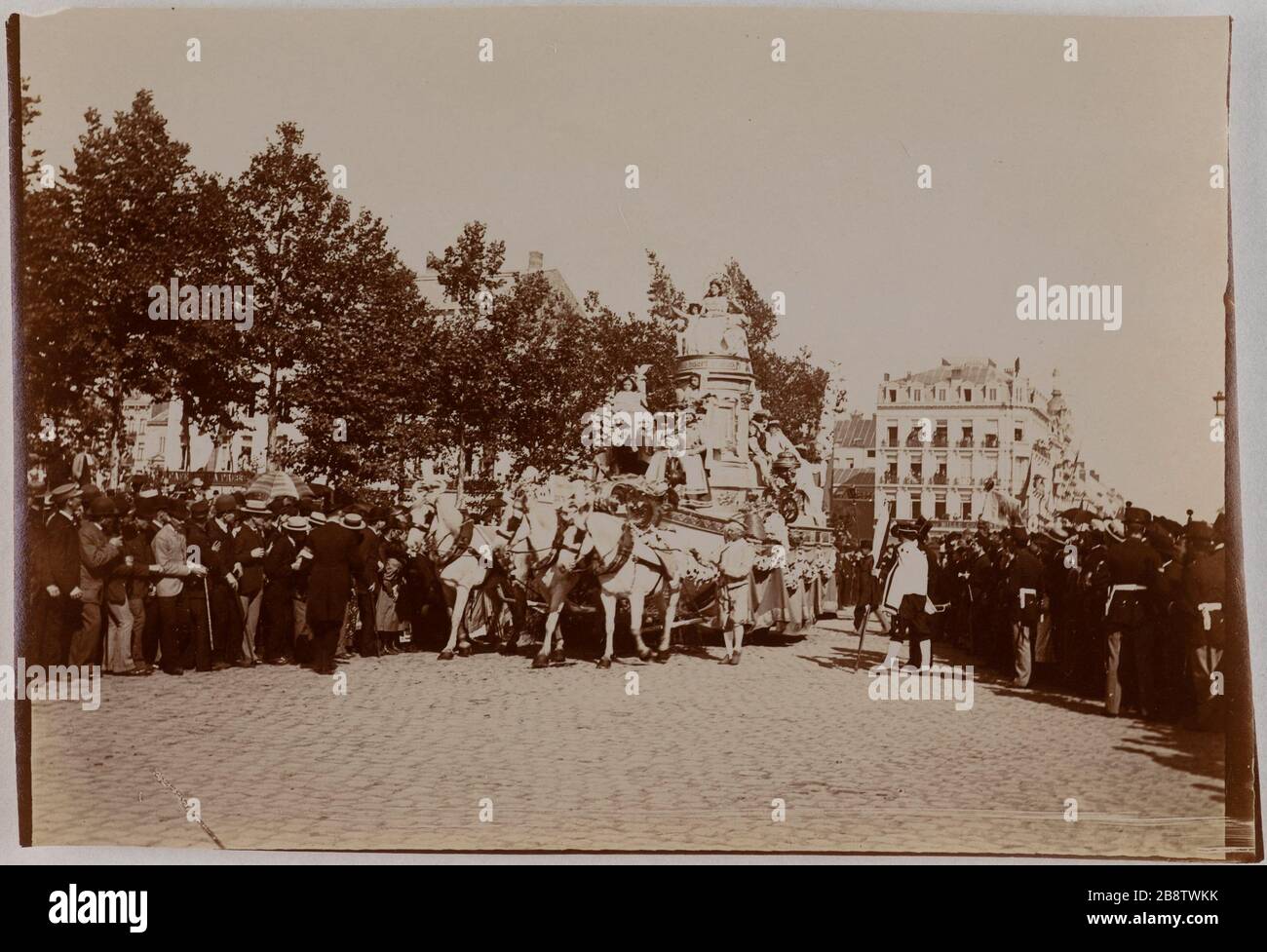 Die Kavalkade von Landjwell. Die Menge, die einen Karnevalsschwimmer beobachtet, der von drei weißen Pferden gezogen wird. La Cavalcade de la Landjwell. La foule observant un char de carnaval tiré par trois chevaux blancs (Hollande?). Photo Club de Paris. Paris, musée Carnavalet. Stockfoto