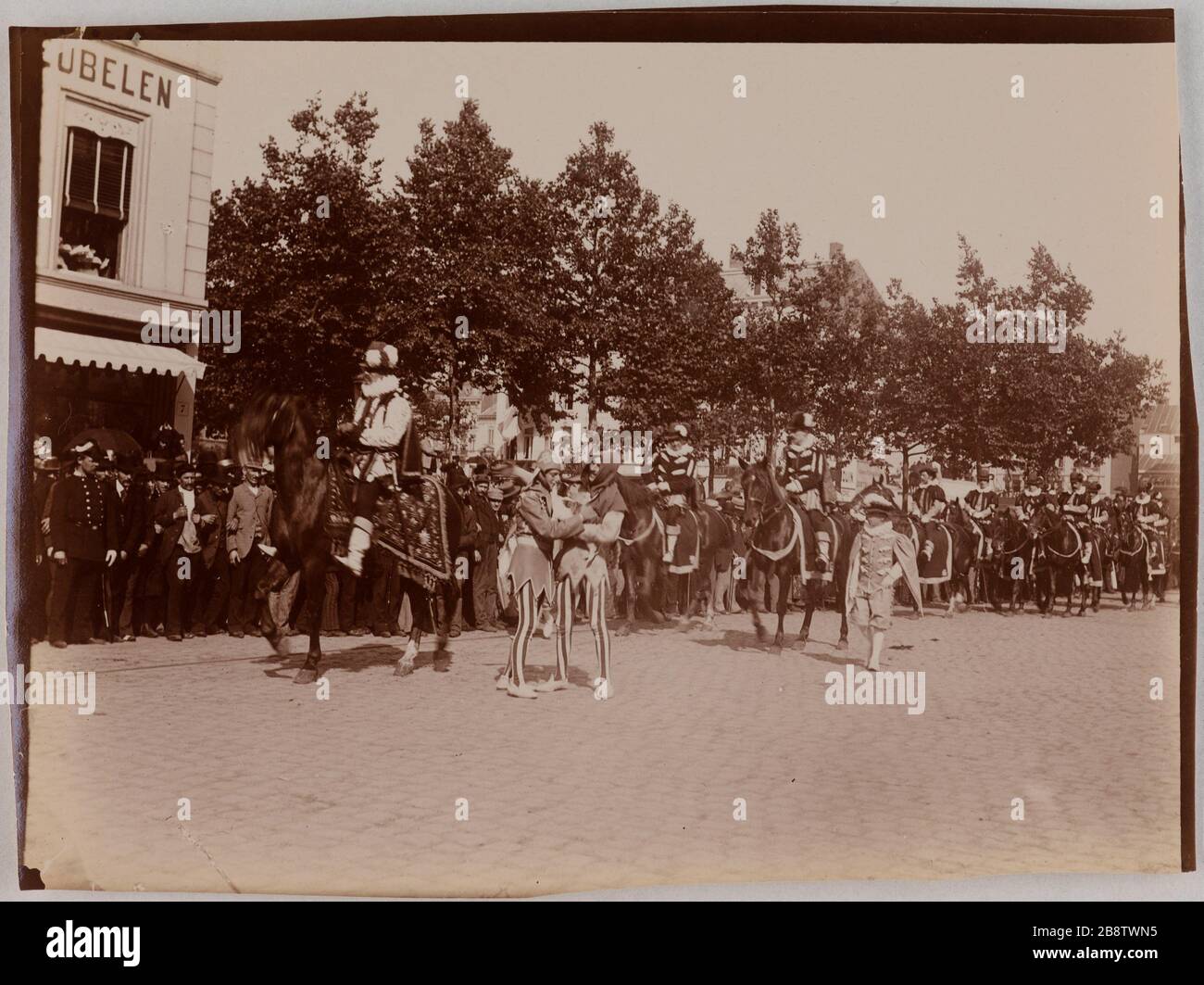 Die Kavalkade von Landjwell. Parade von Karnevalsfahrern und Verrückten. La Cavalcade de la Landjwell. Défilé de carnaval, cavaliers et Fous. Hollande? Photo Club de Paris. Paris, musée Carnavalet. Stockfoto