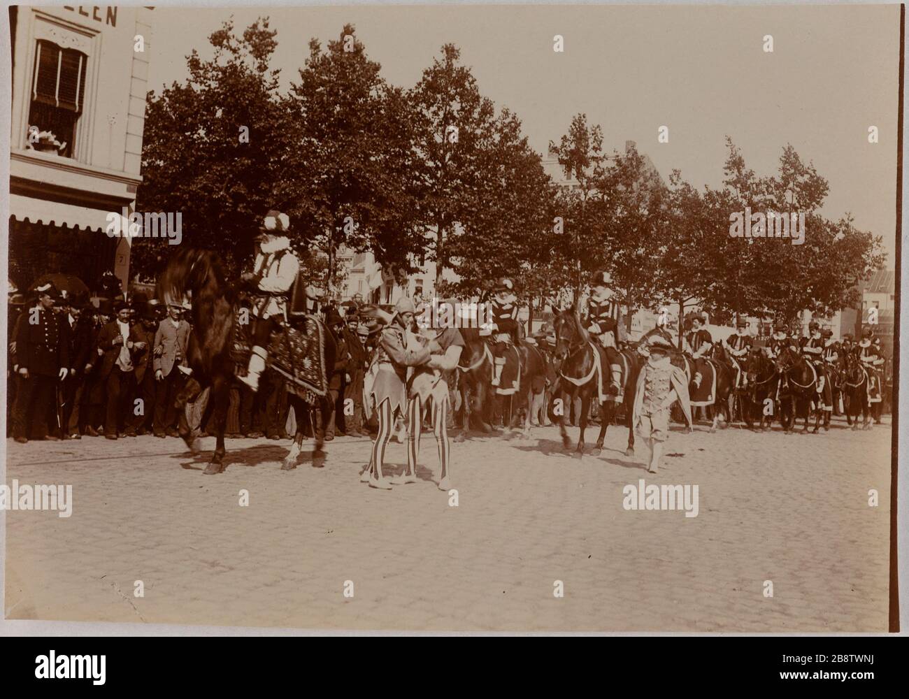 Die Kavalkade von Landjwell. Parade von Karnevalsfahrern und Verrückten. La Cavalcade de la Landjwell. Défilé de carnaval, cavaliers et Fous. Hollande? Photo Club de Paris. Paris, musée Carnavalet. Stockfoto