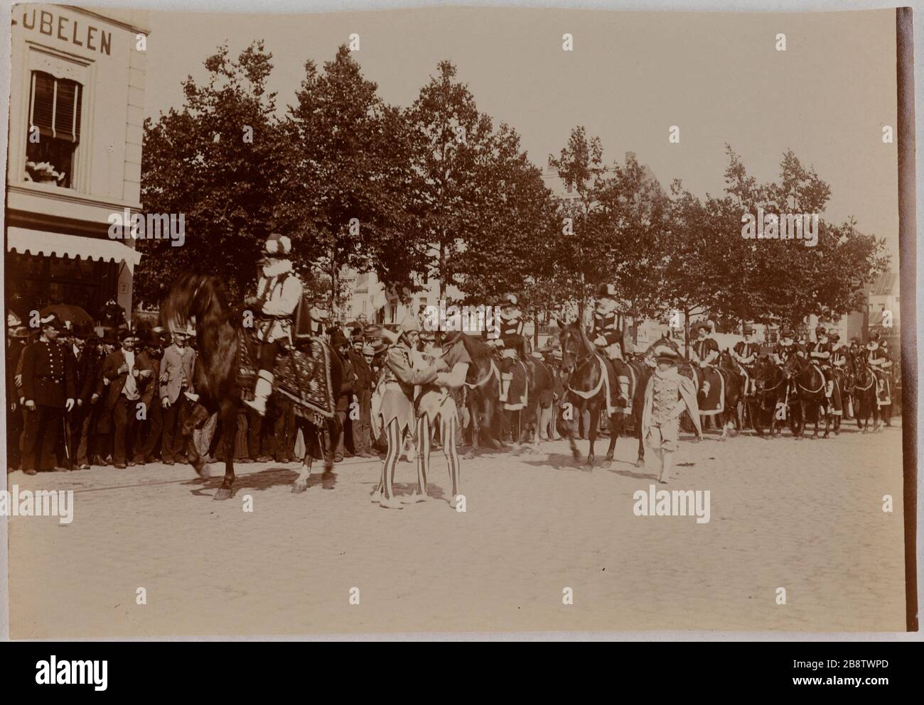 Die Kavalkade von Landjwell. Parade von Karnevalsfahrern und Verrückten. La Cavalcade de la Landjwell. Défilé de carnaval, cavaliers et Fous. Hollande? Photo Club de Paris. Paris, musée Carnavalet. Stockfoto