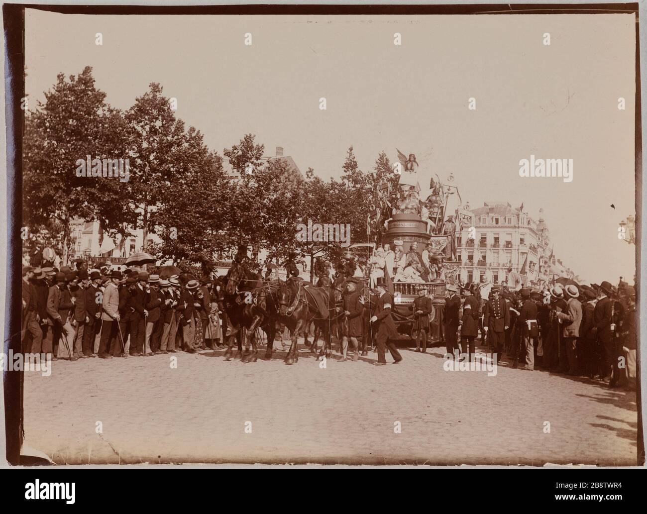 Die Kavalkade von Landjwell. Vier Pferde, die einen Karnevalsfloß mit einer Statue einer ägyptischen Sphinx ziehen, die eine Adresse ohne die hohen Symbole und Unterägypten trägt. La Cavalcade de la Landjwell. Quatre chevaux tirant un char de carnaval surmonté d'une Statue de sphinge portant une coiffe égyptienne sans les Symbols de la Haute et de la basse Egypte. Hollande? Photo Club de Paris. Paris, musée Carnavalet. Stockfoto