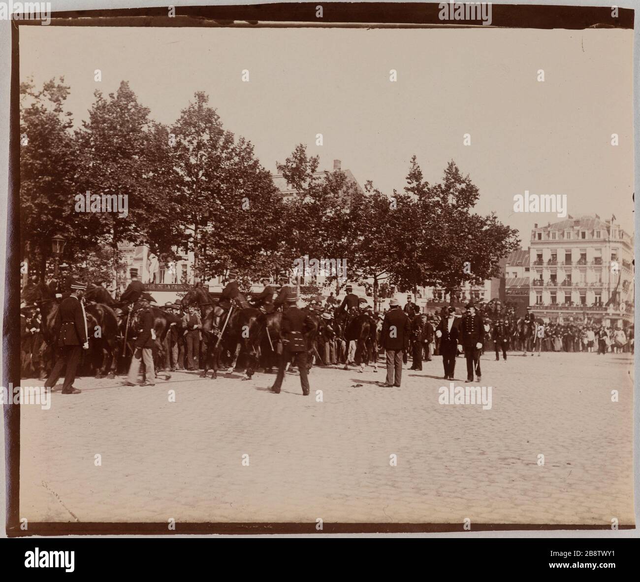 Die Kavalkade von Landjwell. Männer, die von den Seiten der Pferdefahrer gesehen wurden, die der Menge zugewandt waren. La Cavalcade de la Landjwell. Hommes vus de dos aux côtés de cavaliers à cheval faisant face à la foule. Hollande? Photo Club de Paris. Paris, musée Carnavalet. Stockfoto