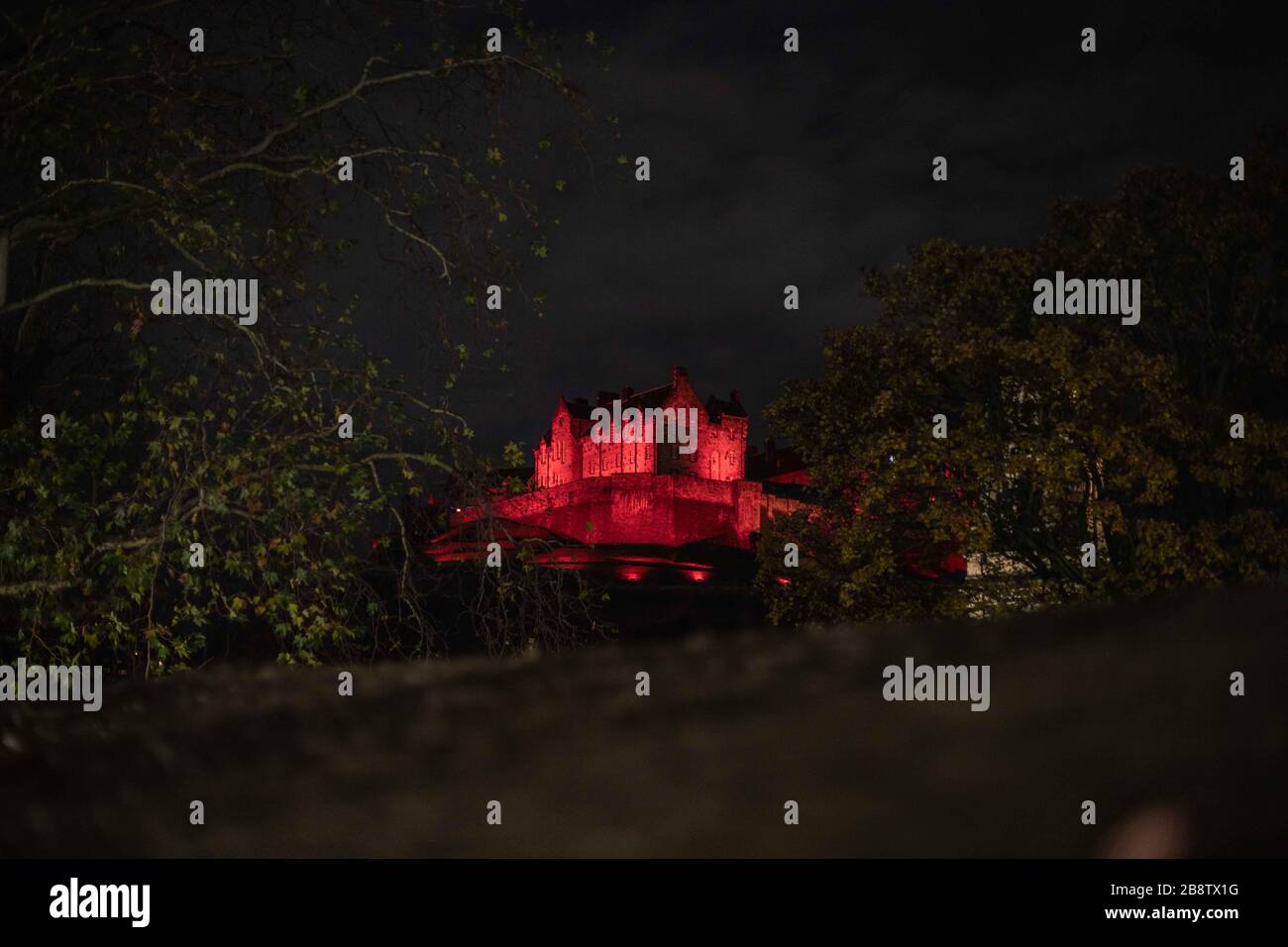 Edinburgh Castle zündete Red für den schottischen Poppy Appeal im November 2017 an Stockfoto
