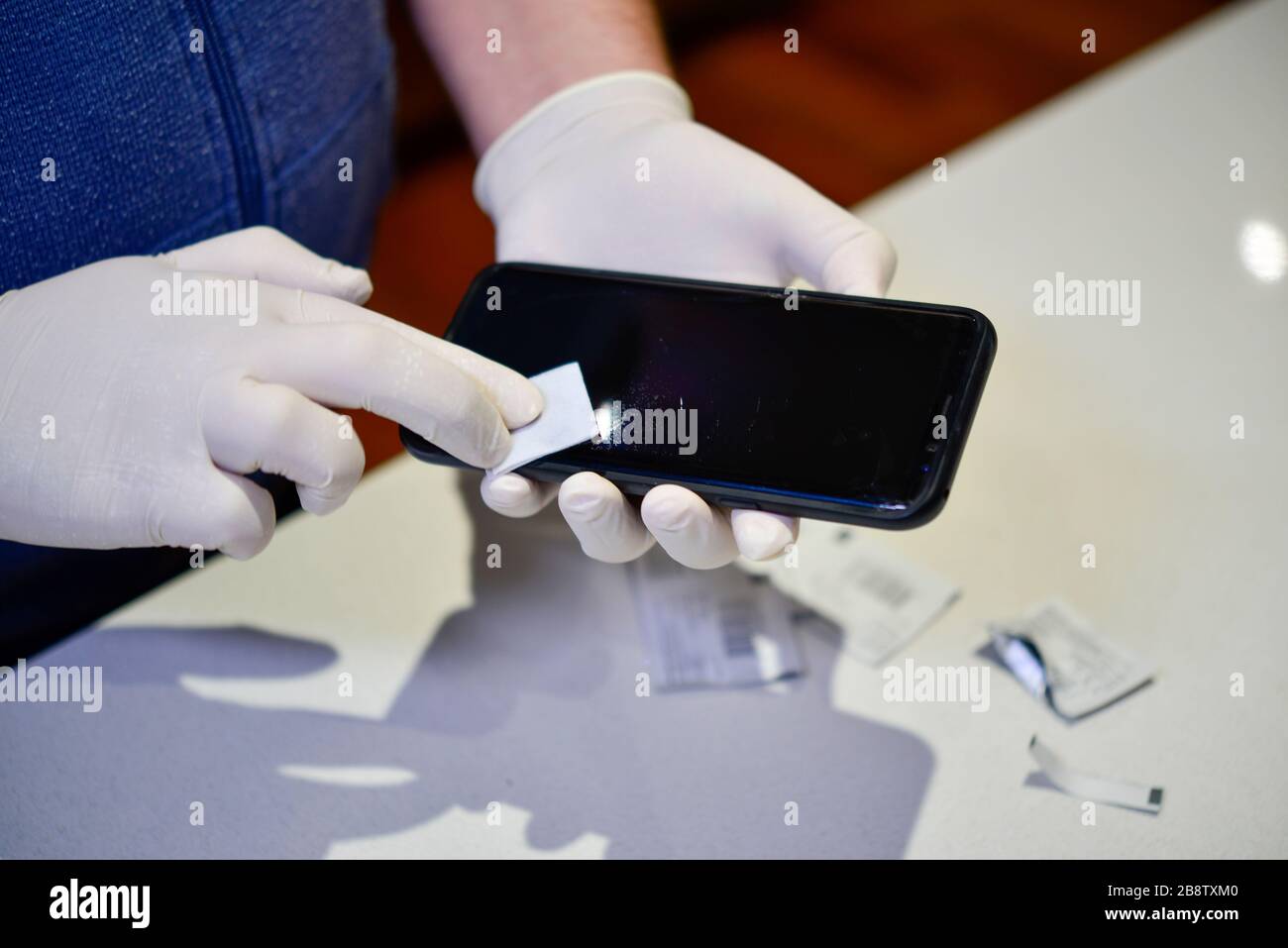 Gesundheit professionelles Reinigungs- und Sterilisationshandy mit weißen Latexhandschuhen aus Coronavirus COVID-19 Stockfoto