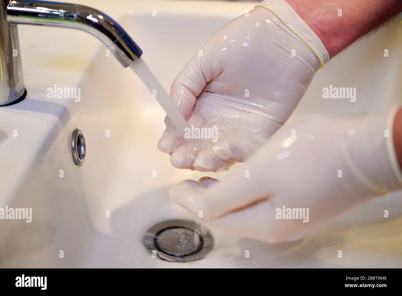 Hände regelmäßig 20 Sekunden lang waschen, um sich vor Coronavirus COVID-19 zu schützen Stockfoto