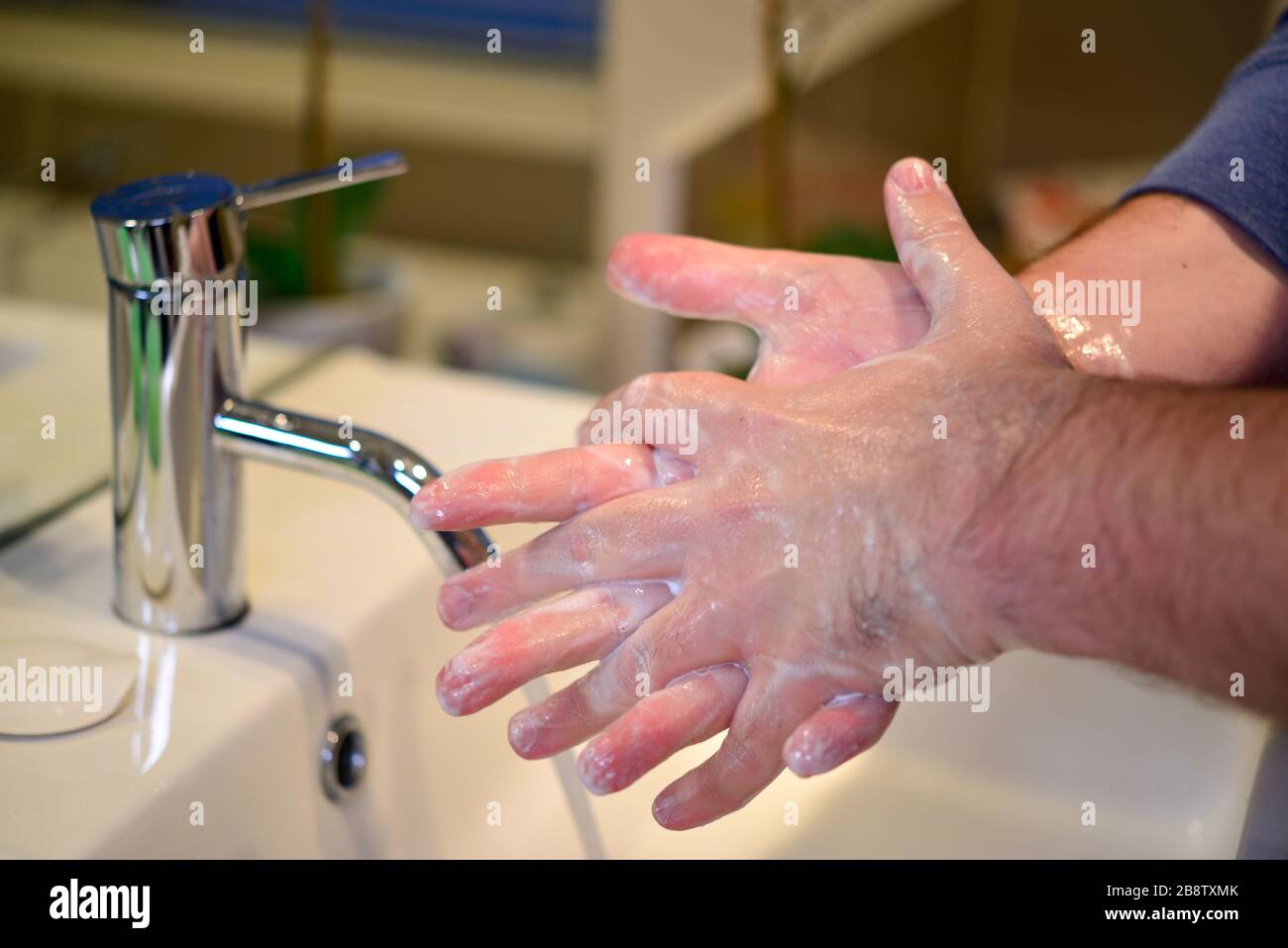 Hände regelmäßig 20 Sekunden lang waschen, um sich vor Coronavirus COVID-19 zu schützen Stockfoto